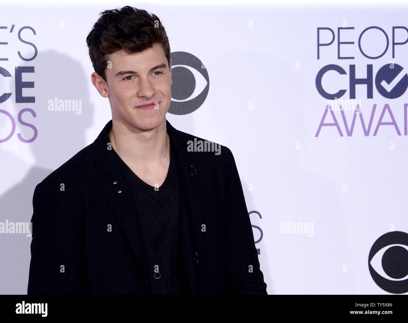 personality Shawn Mendes arrives for the 42nd annual People's