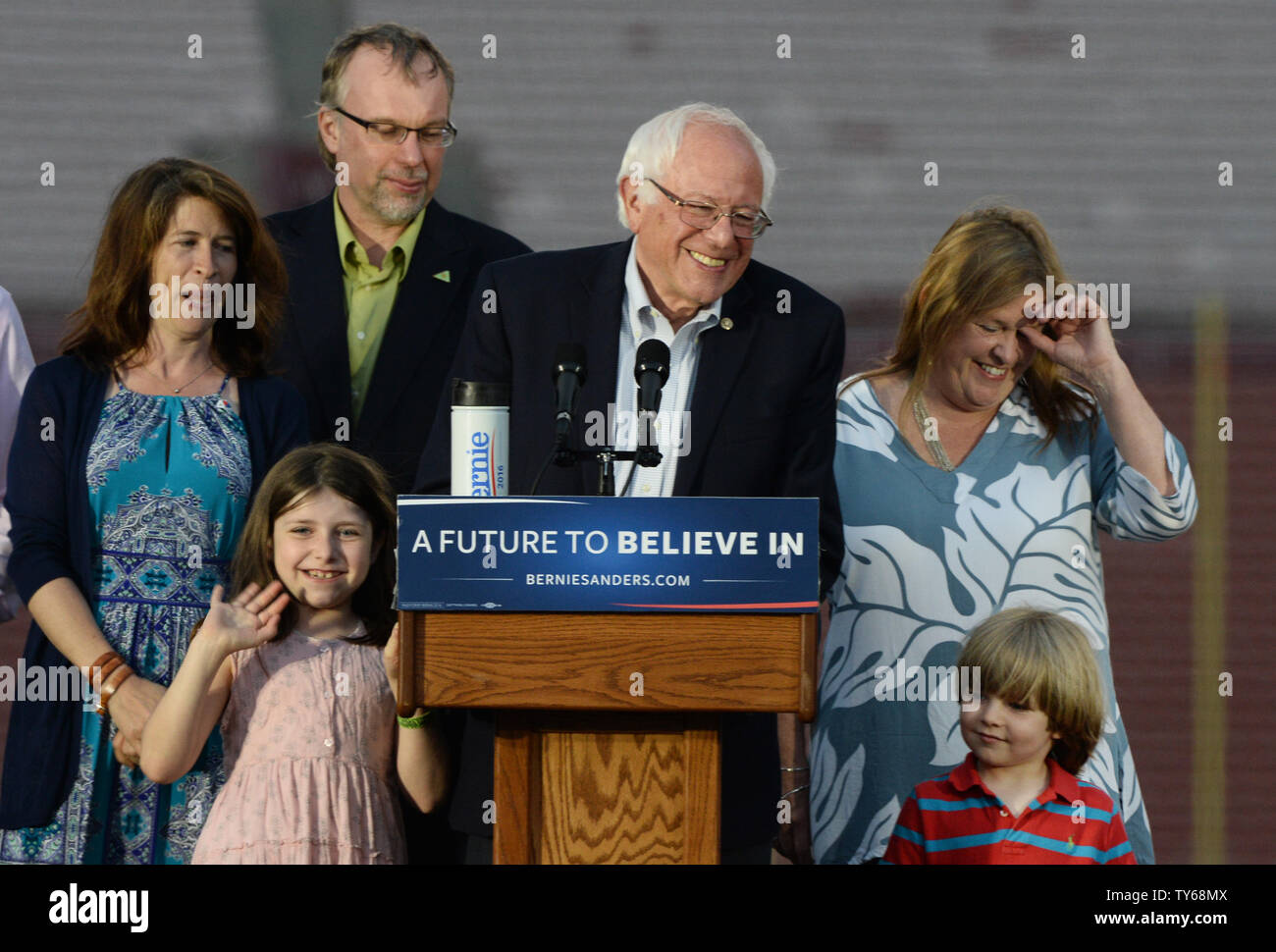 Sørge over Vejrudsigt mm Democratic presidential candidate Bernie Sanders is joined by is his wife  Jane (R), biological son Levi Sanders (L) and grandchildren Ella and Dylan  following a concert and rally at the Los Angeles