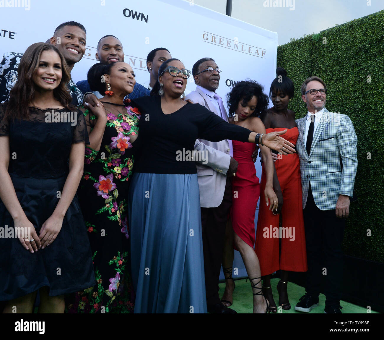 Oprah Winfrey (C) joins cast members on the green carpet during the(02)