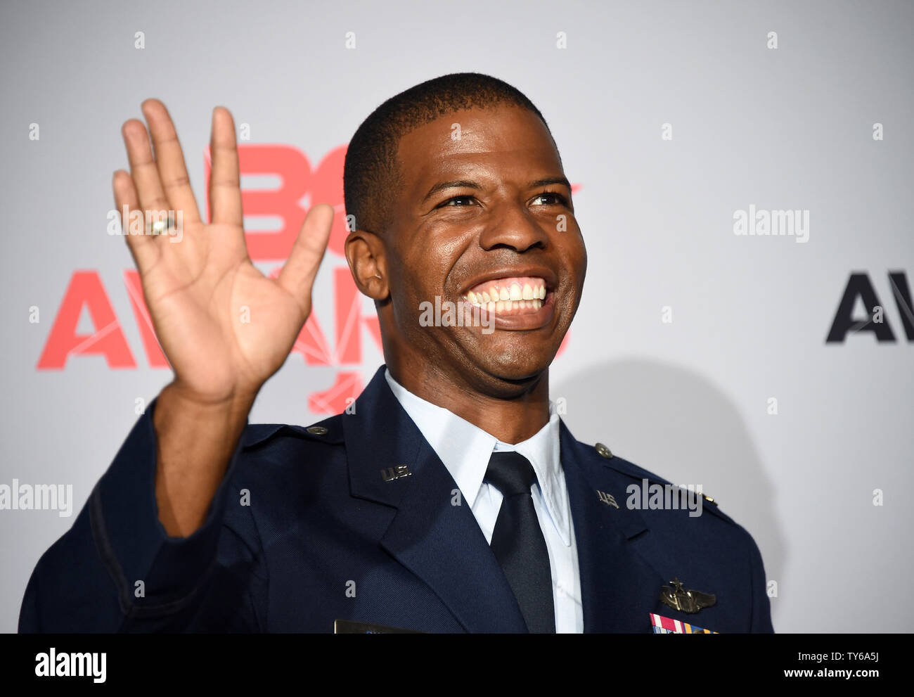 Kenneth Ruffin First Lieutenant Kenyatta H. Ruffin, recipient of the Shine A Light ...
