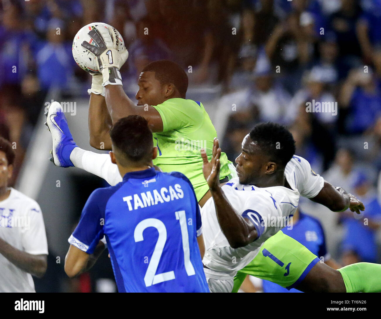 Los Angeles, California, USA. 25th June, 2019. Honduras goalkeeper Luis Lopez (1) makes a save during a CONCACAF Gold Cup soccer match between Honduras and El Salvador in Los Angeles, California, Tuesday, June 25, 2019. Honduras won 4-0. Credit: Ringo Chiu/ZUMA Wire/Alamy Live News Stock Photo