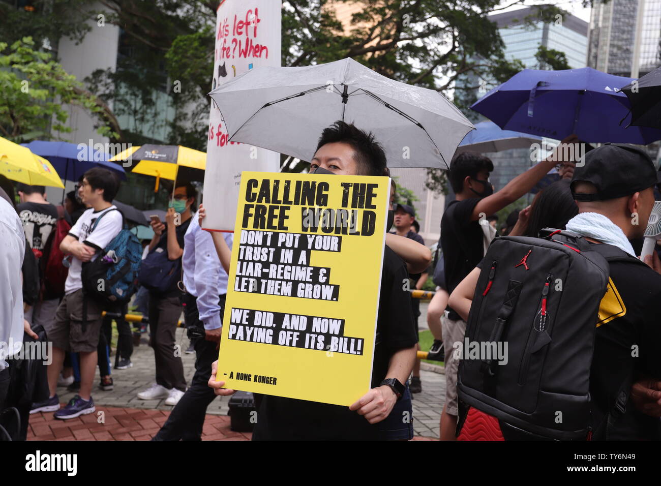 Hong Kong. 26th June, 2019. A petitioner display a placard outside BRITISH LIASION OFFICE IN HONG KONG at Central this morning asking Western Governments to exert political pressure against China over controversial legislature of Extradition Bill on the eve of G20 Summit in Japan.June-26, 2019 Hong Kong.ZUMA/Liau Chung-ren Credit: Liau Chung-ren/ZUMA Wire/Alamy Live News Stock Photo