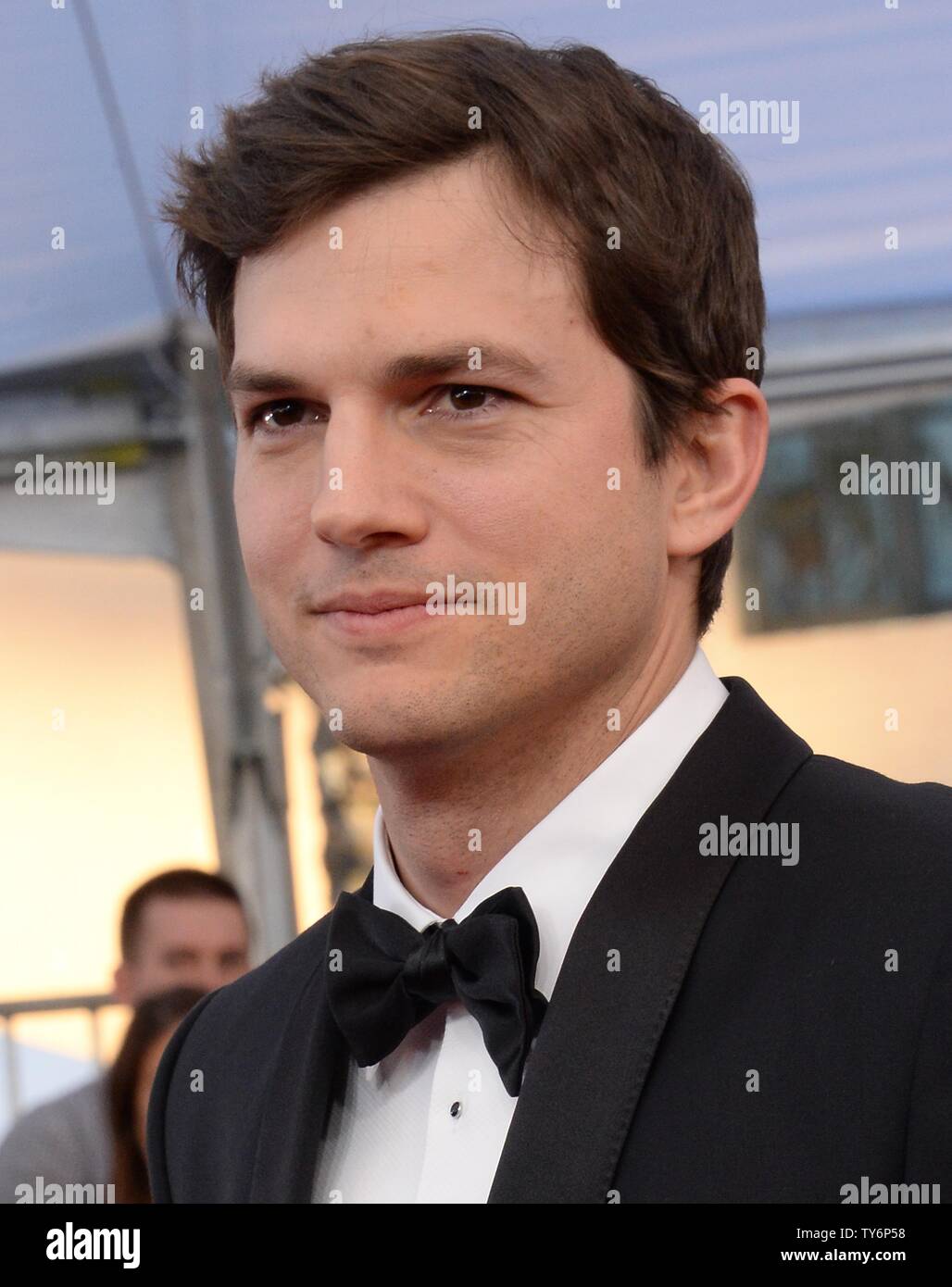 Actor Ashton Kutcher arrives for the the 23rd annual SAG Awards held at ...