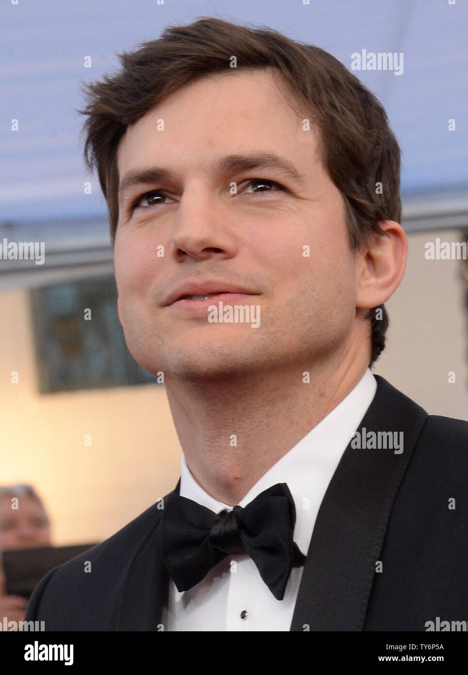 Actor Ashton Kutcher arrives for the the 23rd annual SAG Awards held at ...