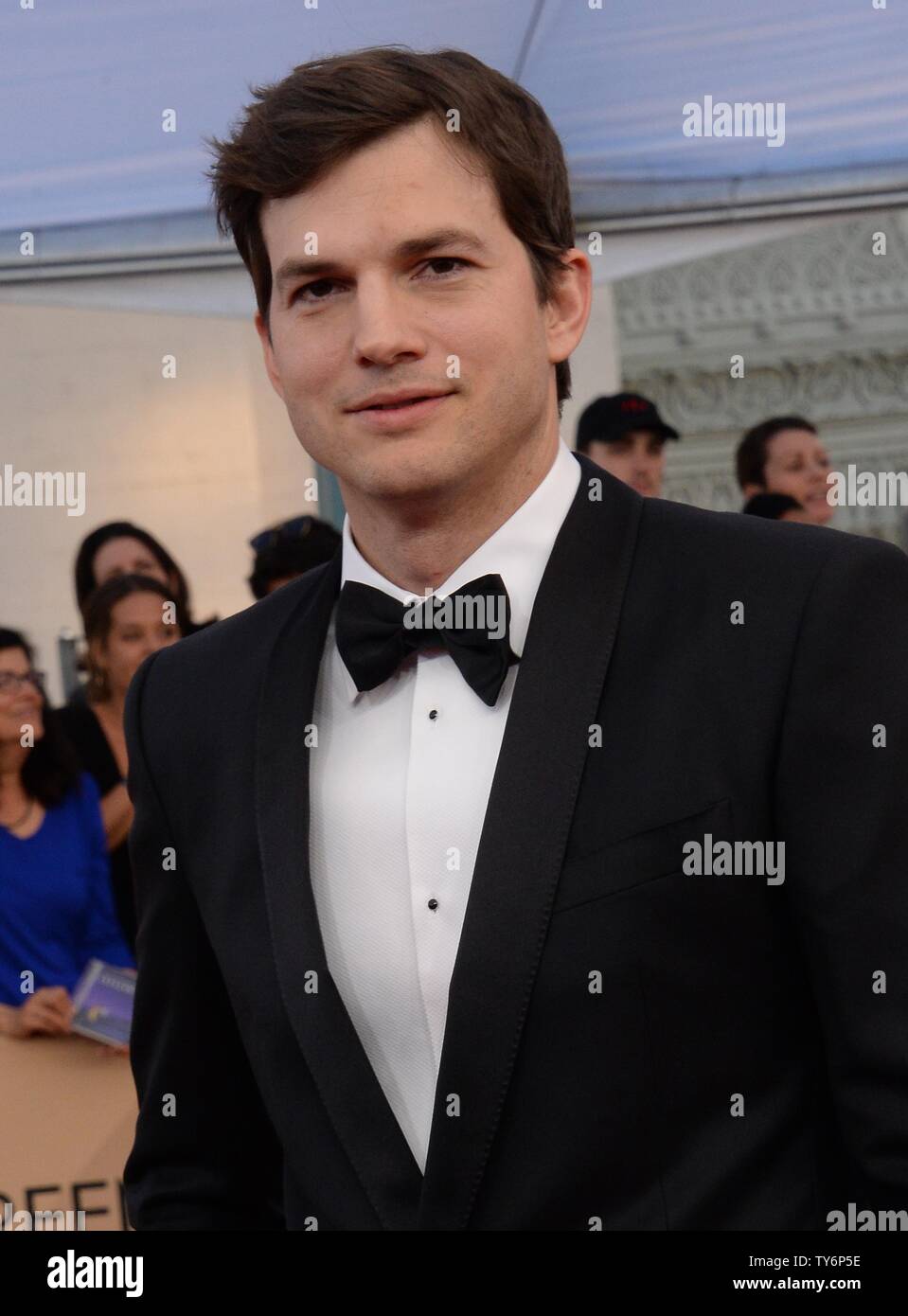 Actor Ashton Kutcher arrives for the the 23rd annual SAG Awards held at ...