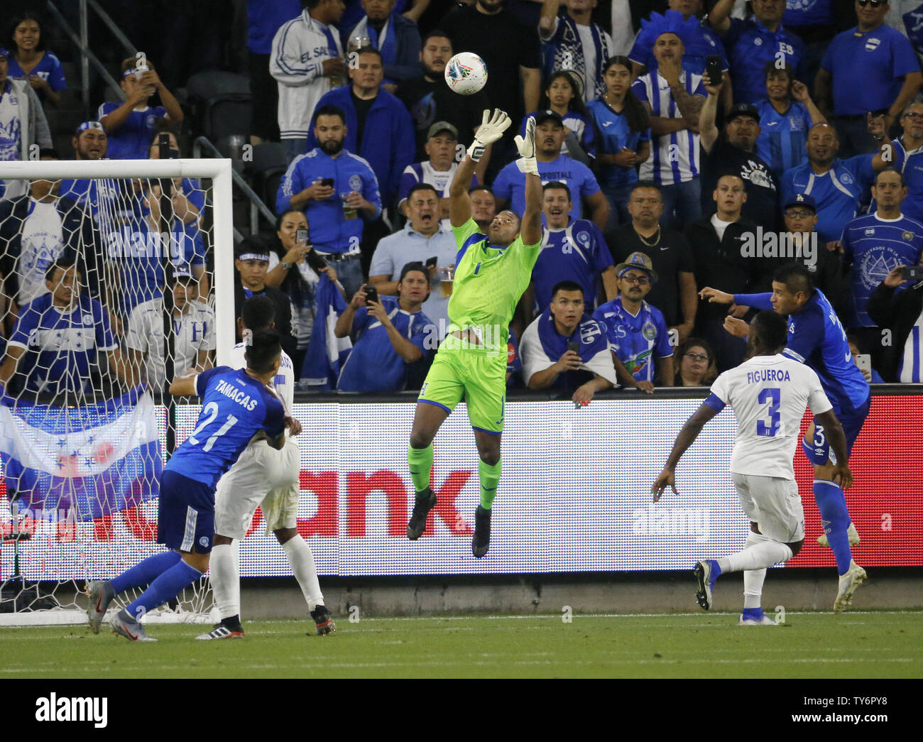 Los Angeles, California, USA. 25th June, 2019. Honduras goalkeeper Luis Lopez (1) makes a save during a CONCACAF Gold Cup soccer match between Honduras and El Salvador in Los Angeles, California, Tuesday, June 25, 2019. Honduras won 4-0. Credit: Ringo Chiu/ZUMA Wire/Alamy Live News Stock Photo
