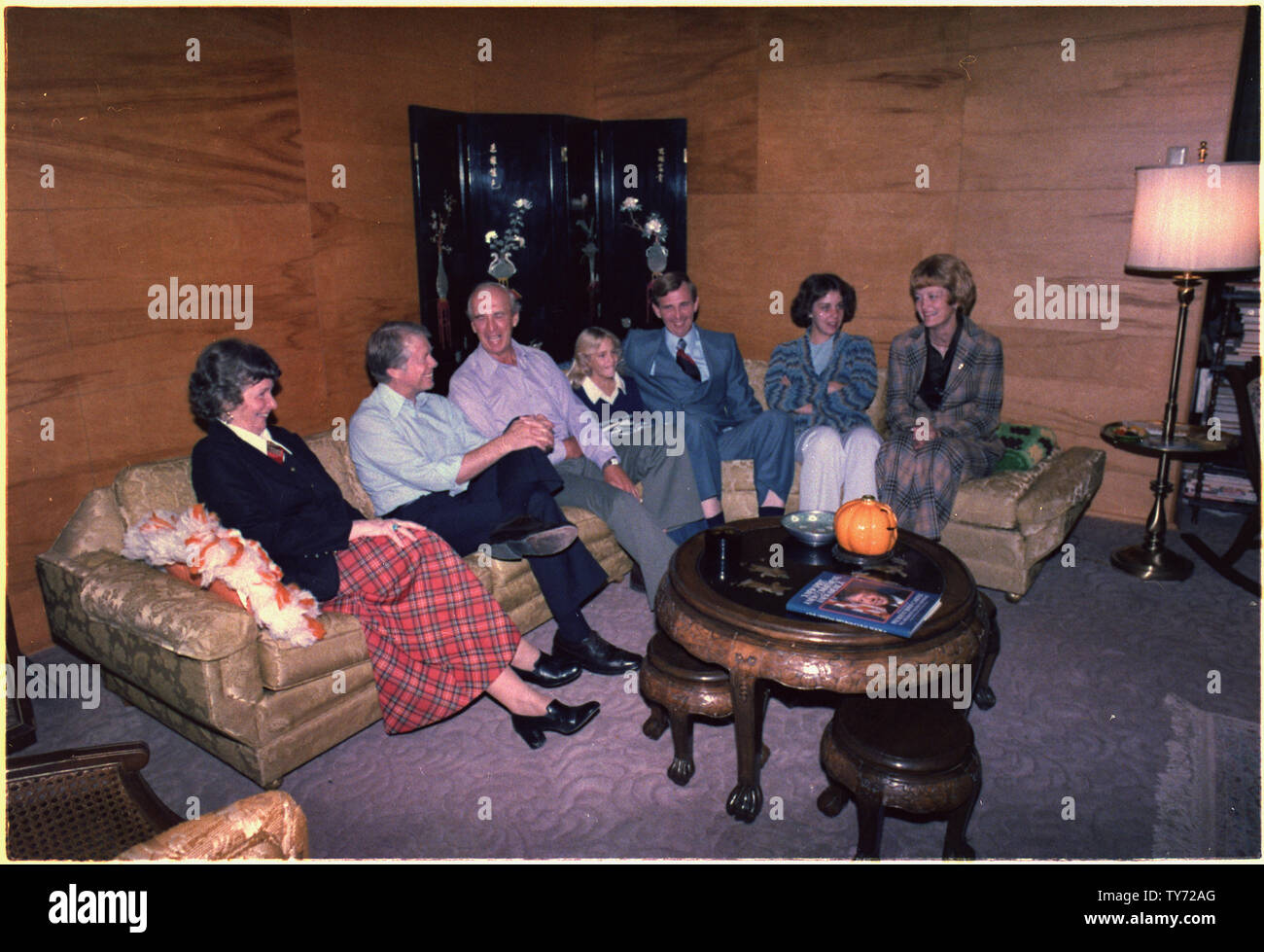 Jimmy Carter visists with the Diehl family at their family farm in Indianola, IA. Stock Photo