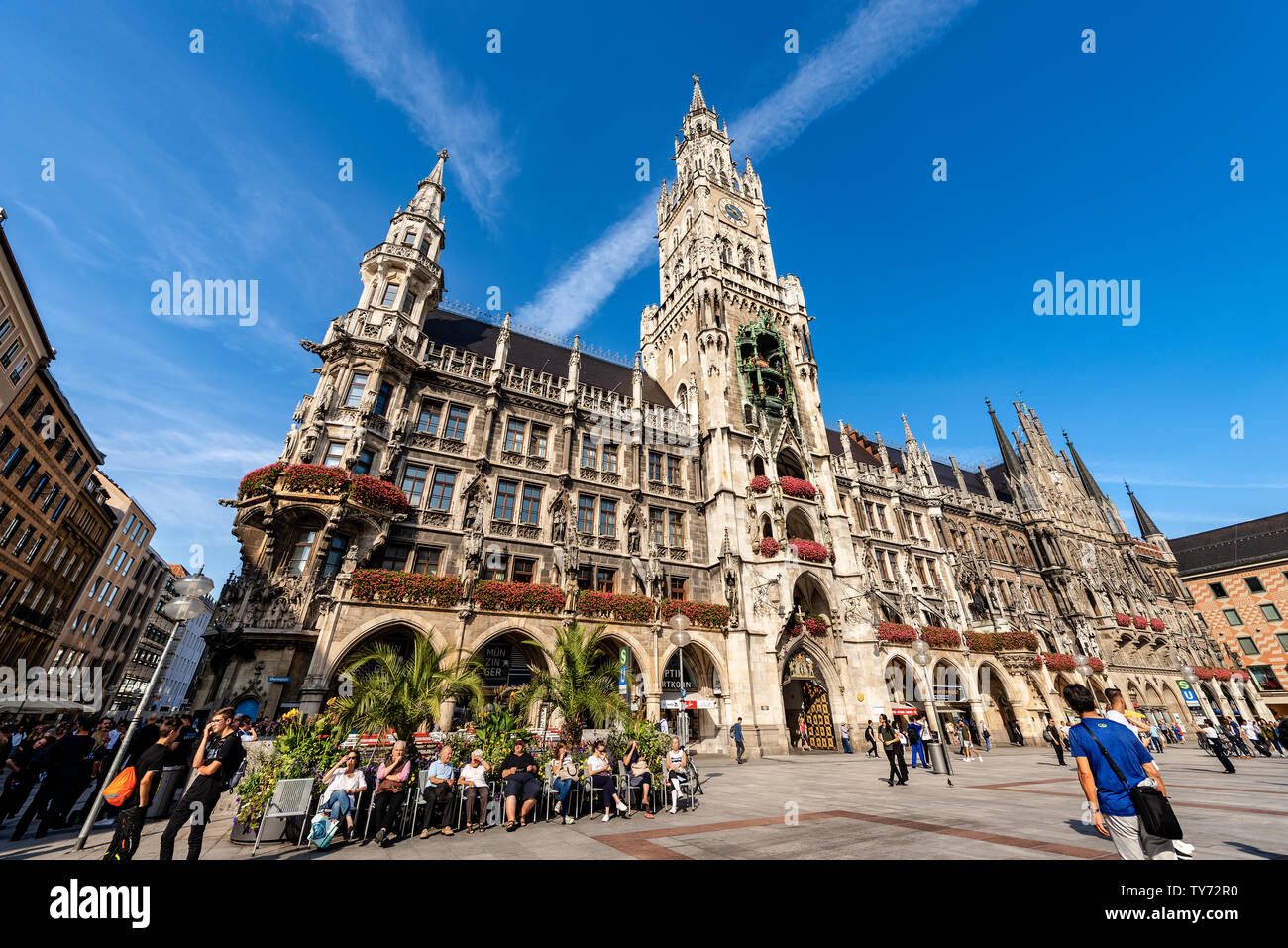 Bell tower new city hall marienplatz hi-res stock photography and ...