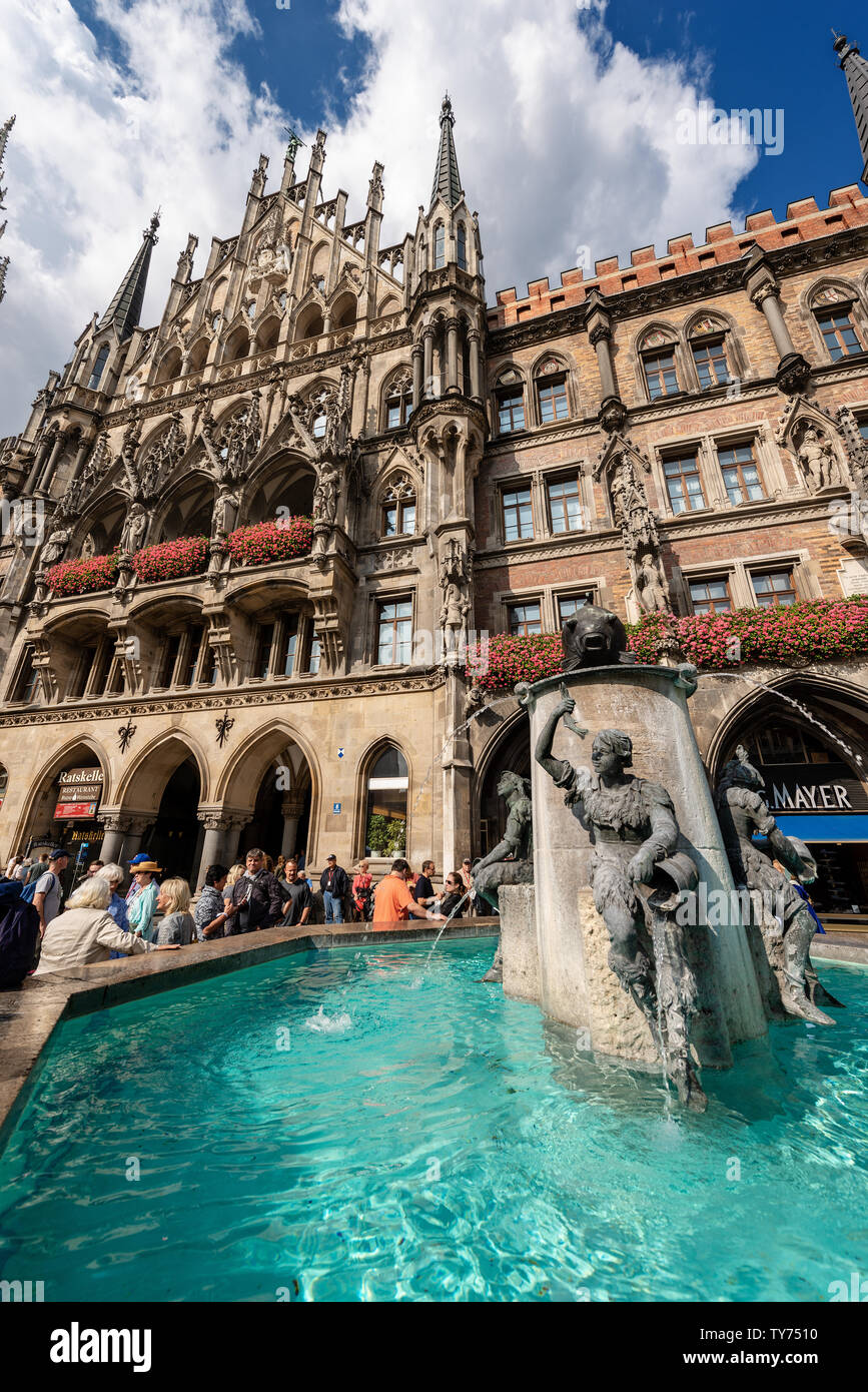 Fischbrunnen (Fish Fountain) and the Neue Rathaus of Munich (New Town Hall) in Marienplatz, the town square in historic center. Germany, Europe Stock Photo