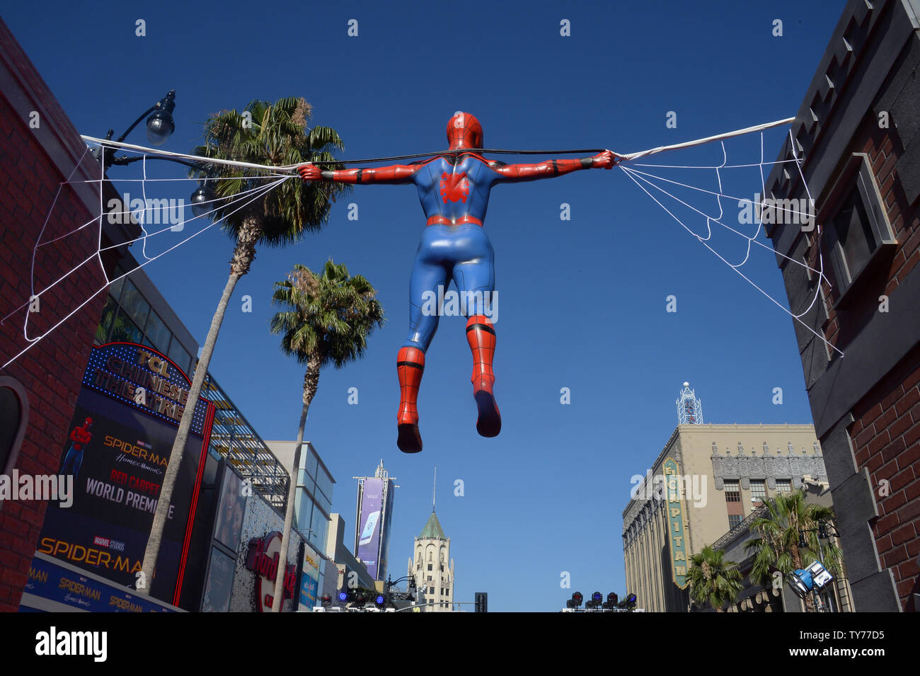 carga Emoción compensación A Spiderman figure hovers over the premiere of the sci-fi motion picture  "Spider-Man: Homecoming" at TCL Chinese Theatre in the Hollywood section of  Los Angeles on June 28, 2017. Storyline: Following the