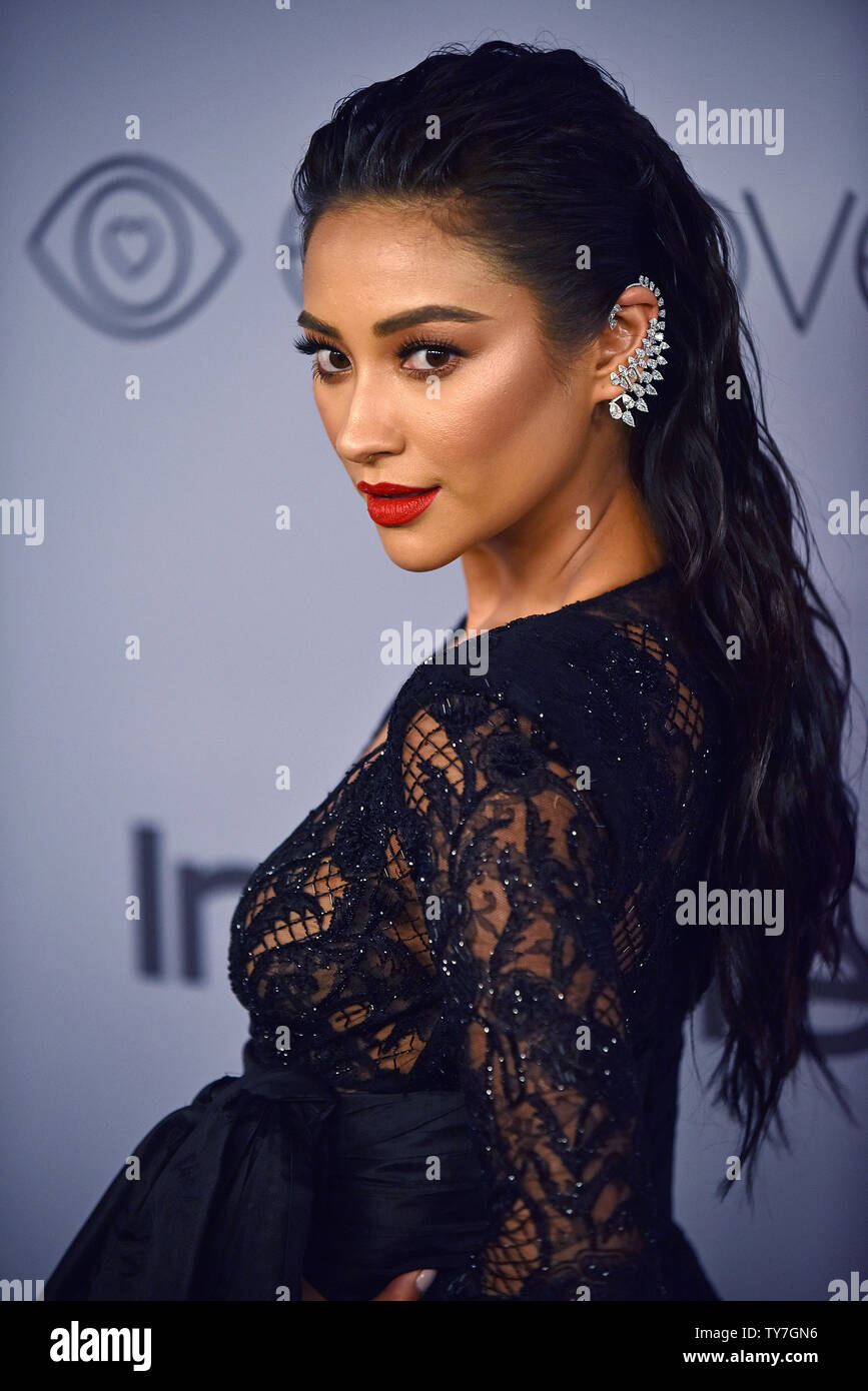 Shay Mitchell attends the 19th annual InStyle and Warner Brothers
