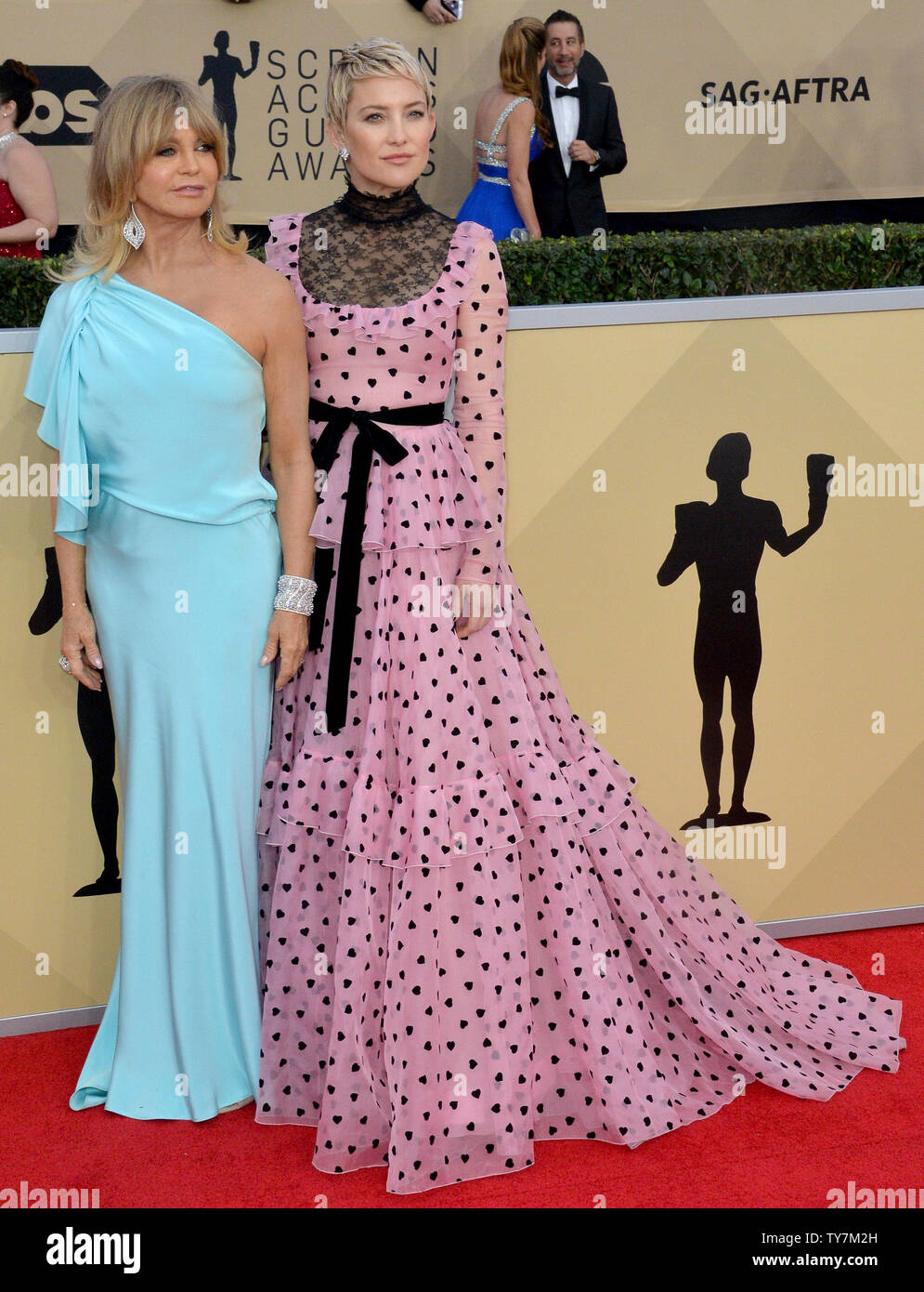 (LR) Goldie Hawn and Kate Hudson arrive for the the 24th annual SAG(01)