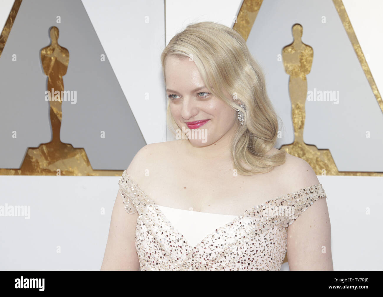Elisabeth Moss Arrives On The Red Carpet For The 90Th Annual Academy ...