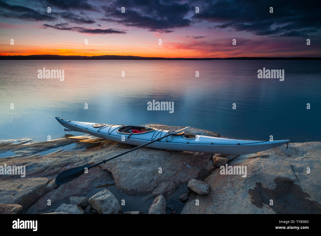 A kayak at the lakeshore of the island Brattholmen in the lake Vansjø in Østfold, Norway. Vansjø is a part of the water system called Morsavassdraget. Stock Photo