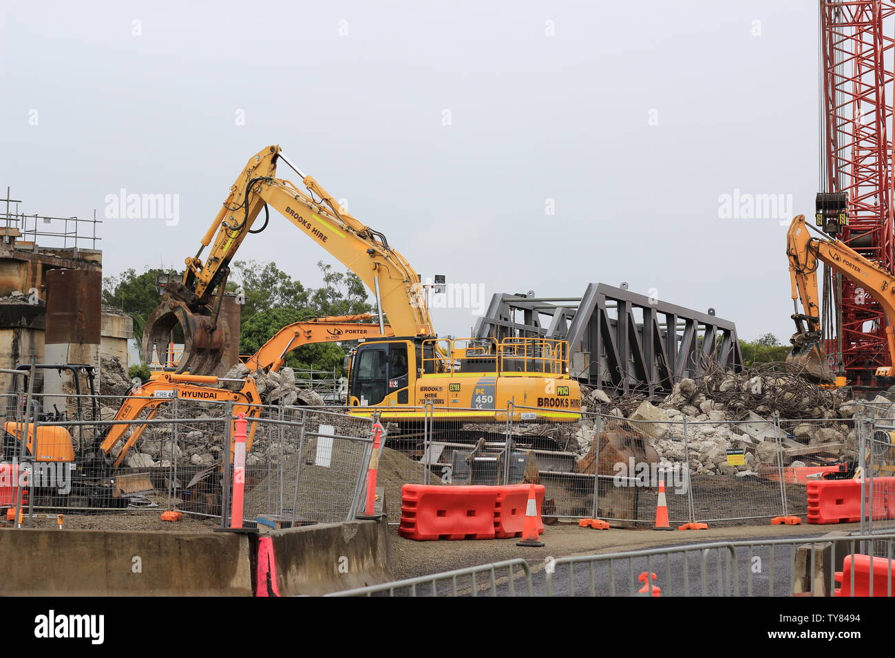 large machinery working on construction of new Grafton bridge using
