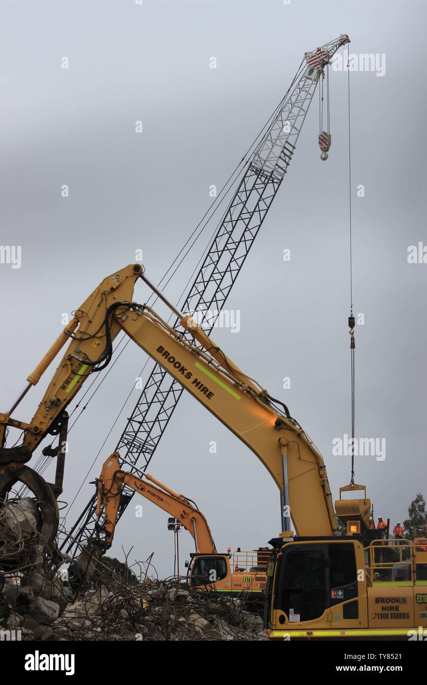 large machinery working on construction of new Grafton bridge using