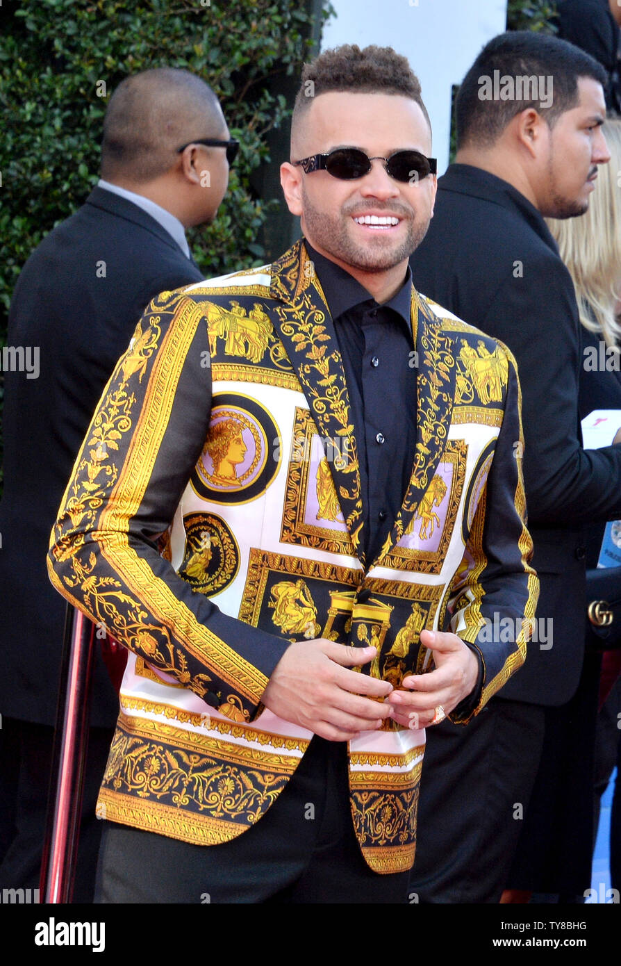 Singer Nacho arrives for the fourth annual Latin American Music Awards ...