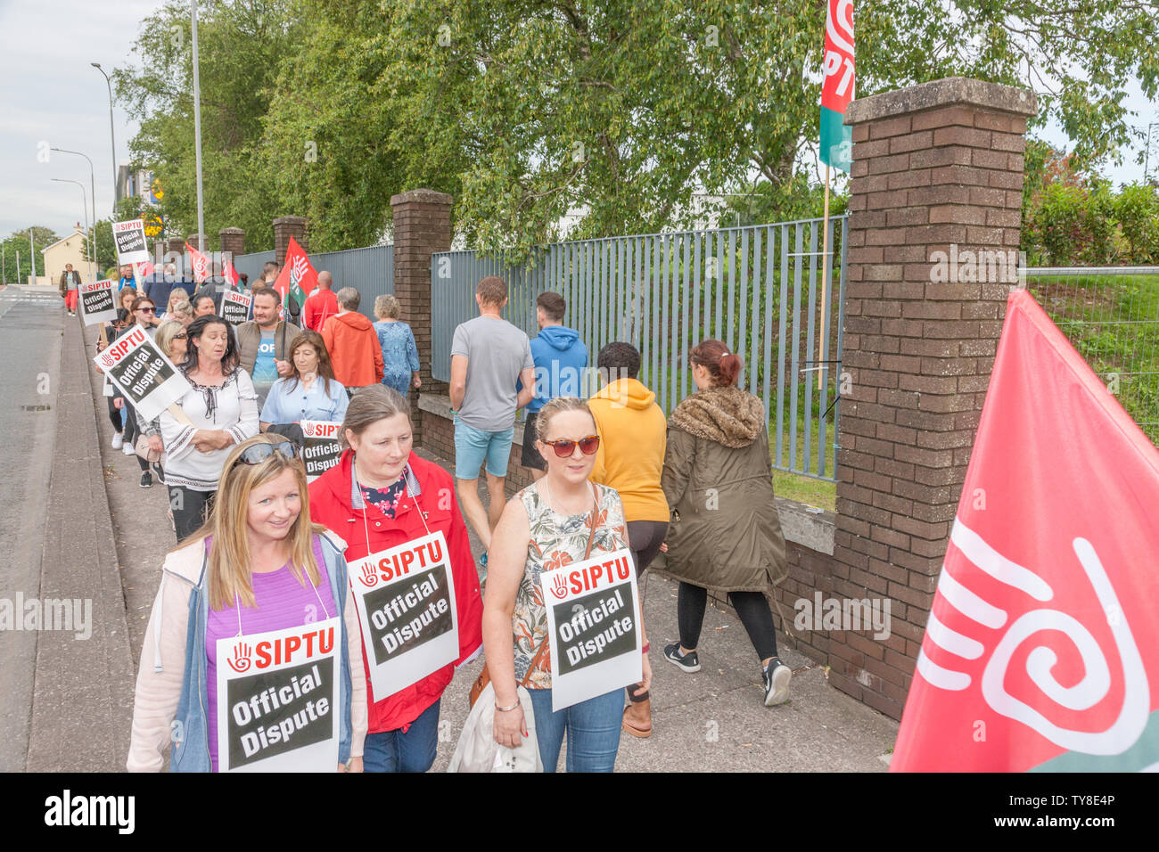 Cork City, Cork, Ireland. 26th June, 2019.  Strikers picketing outside Cork University Hospital in Cork City as part of their third 24-hour work stoppage by members of the Services, Industrial, Professional and Technical Union (SIPTU) in support of pay and staffing claim.  SIPTU are demanding pay rises for members worth over €19m that it says are due under a job evaluation scheme. The union says the increases are worth €1,500 to €3,000 for each member. Credit: David Creedon/Alamy Live News Stock Photo