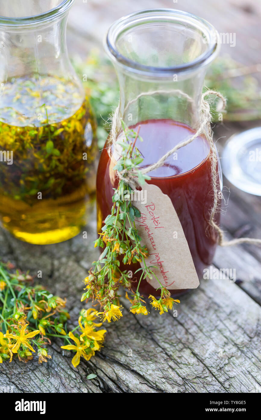 Johanniskrautöl, Johanniskraut-Öl, Rotöl, Johannisöl, Hyperici oleum, Oleum Hyperici, wird aus Johanniskrautblüten in Öl gewonnen. St. John's wort oil Stock Photo