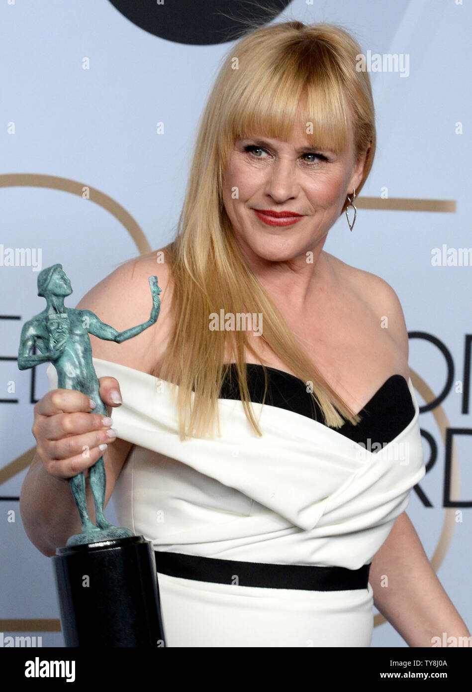 Patricia Arquette appears backstage with the award for Outstanding