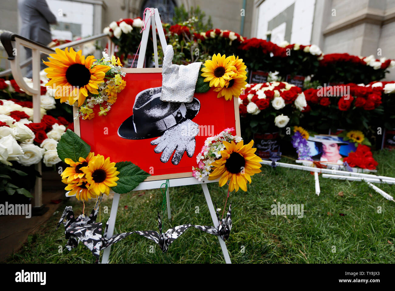 Los Angeles USA 25th June 2019 Flowers And Pictures Are Seen 