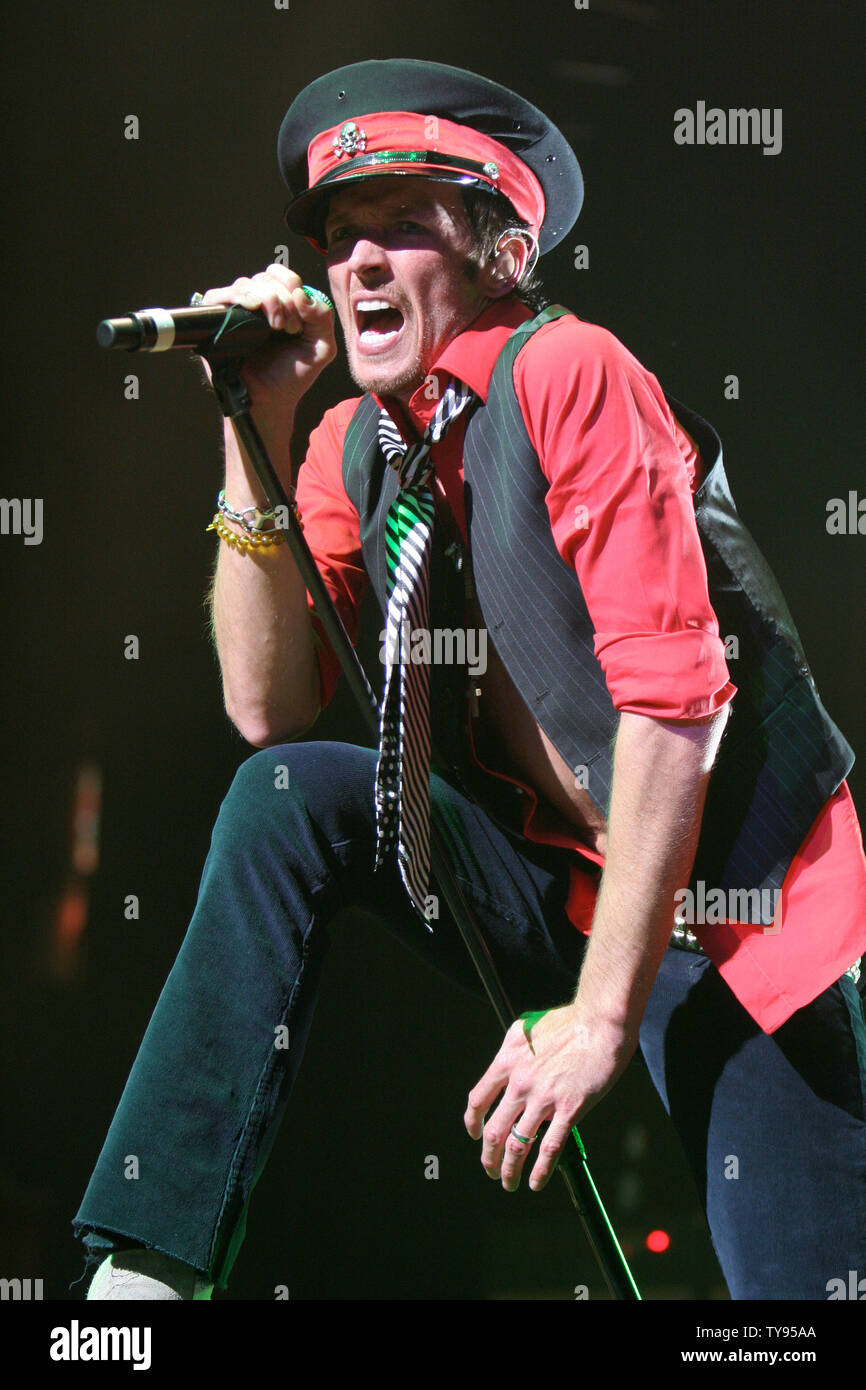 Lead singer Scott Weiland performs with Velvet Revolver in support of their  new album "Libertad" at the Hard Rock in Las Vegas on September 21, 2007.  (UPI Photo/Daniel Gluskoter Stock Photo - Alamy