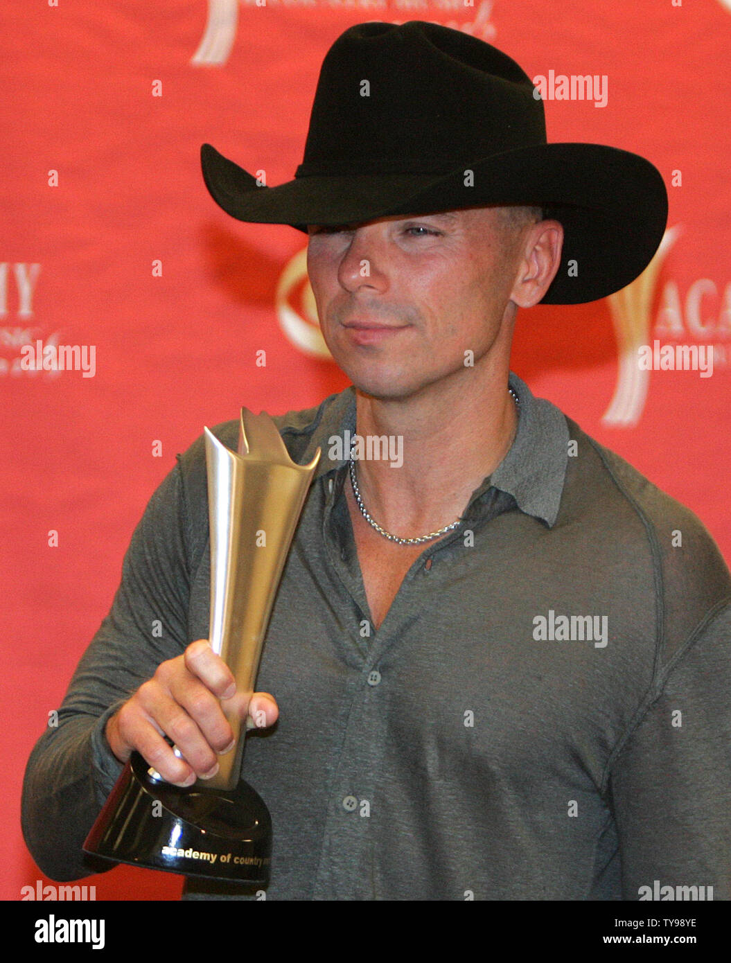 singer-kenny-chesney-wins-the-entertainer-of-the-year-trophy-at-the