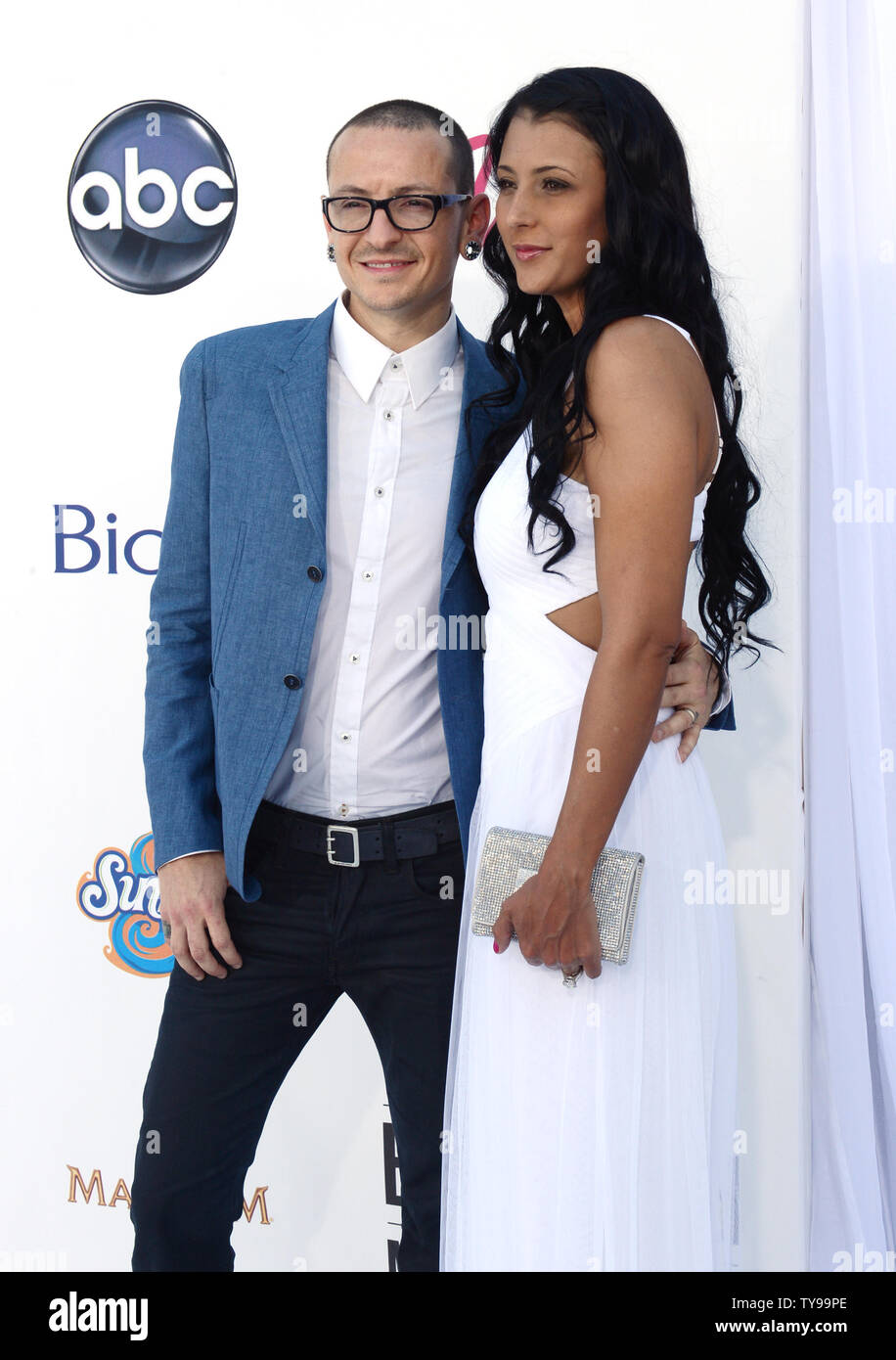 Chester bennington wife hi-res stock photography and images - Alamy