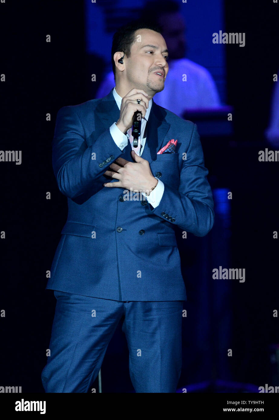 Victor Manuelle performs at the Latin Recording Academy Person of the