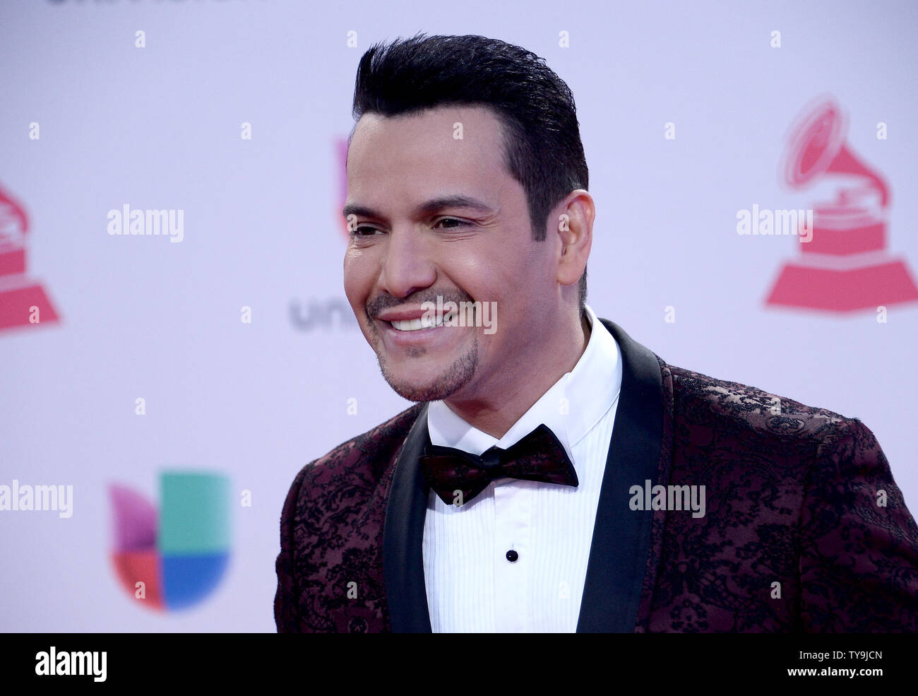 Victor Manuelle arrives for the 16th Annual Latin Grammy Awards at the