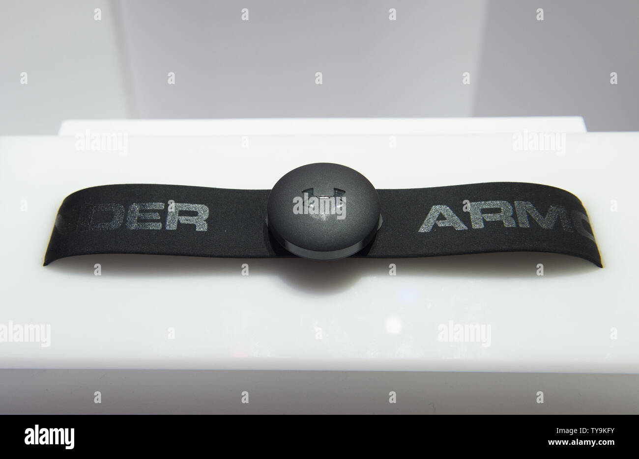 Se infla heroína romántico The Under Armour UA Band, which measures heart rate and is part of the Under  Armour Health Box, a connected fitness system, is displayed the at the 2016  International CES, a trade