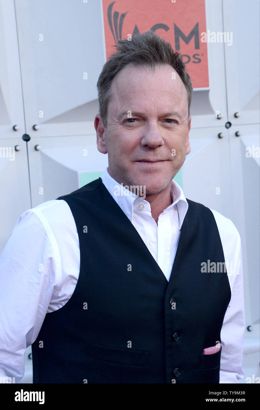 Actor Kiefer Sutherland attends the 51st annual Academy of Country