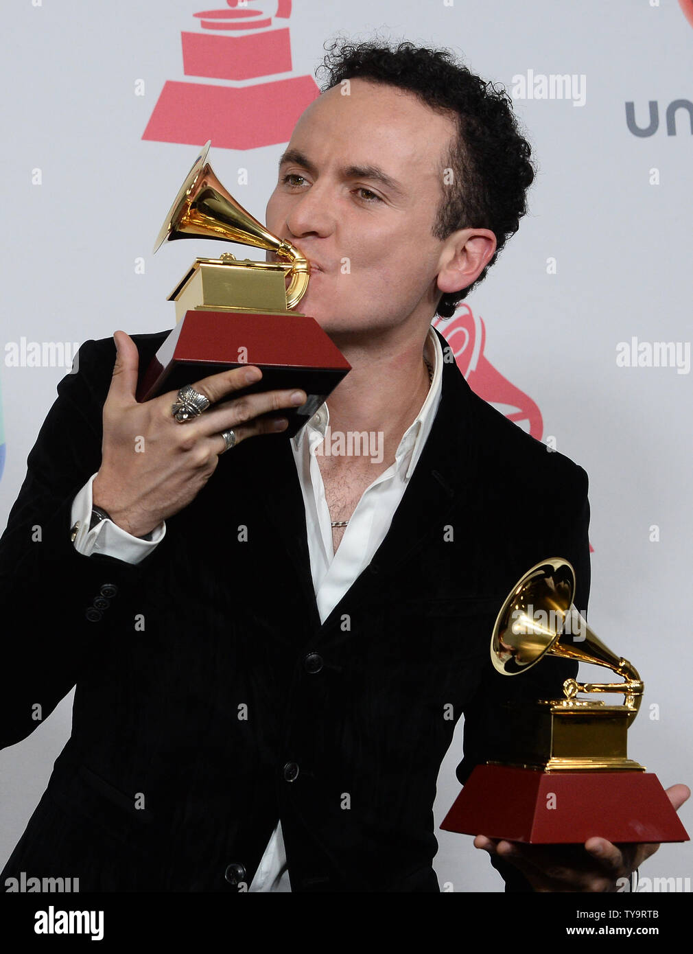 Fonseca Appears Backstage With The Awards For Best Tropical Song For fonseca-appears-backstage-with-the-awards-for-best-tropical-song-for