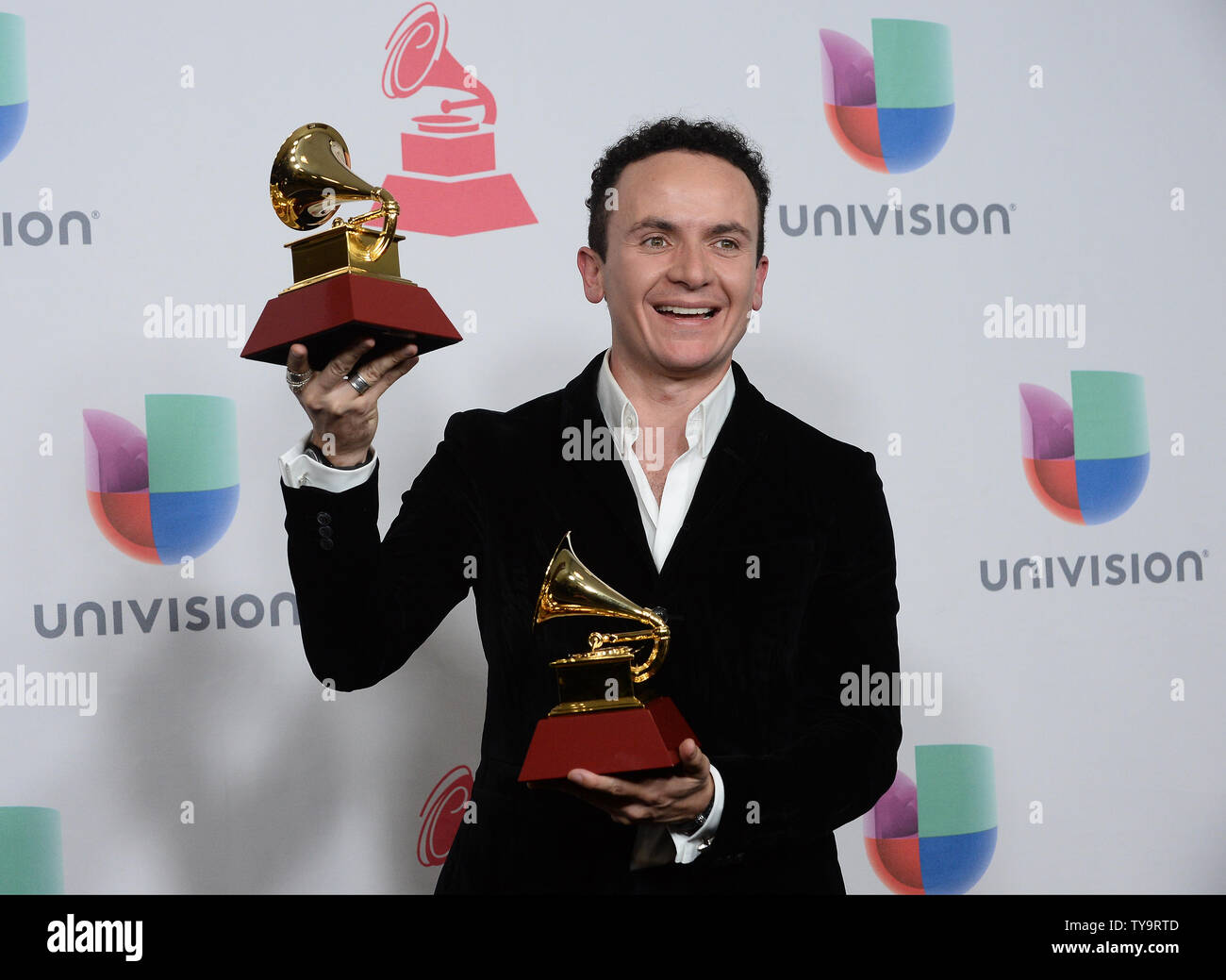 Fonseca Appears Backstage With The Awards For Best Tropical Song For fonseca-appears-backstage-with-the-awards-for-best-tropical-song-for