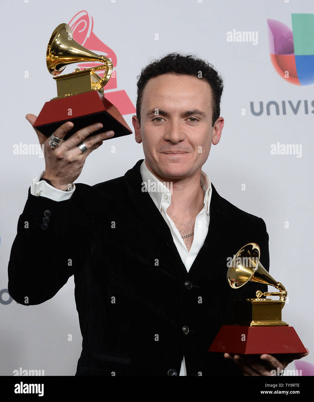Fonseca Appears Backstage With The Awards For Best Tropical Song For fonseca-appears-backstage-with-the-awards-for-best-tropical-song-for