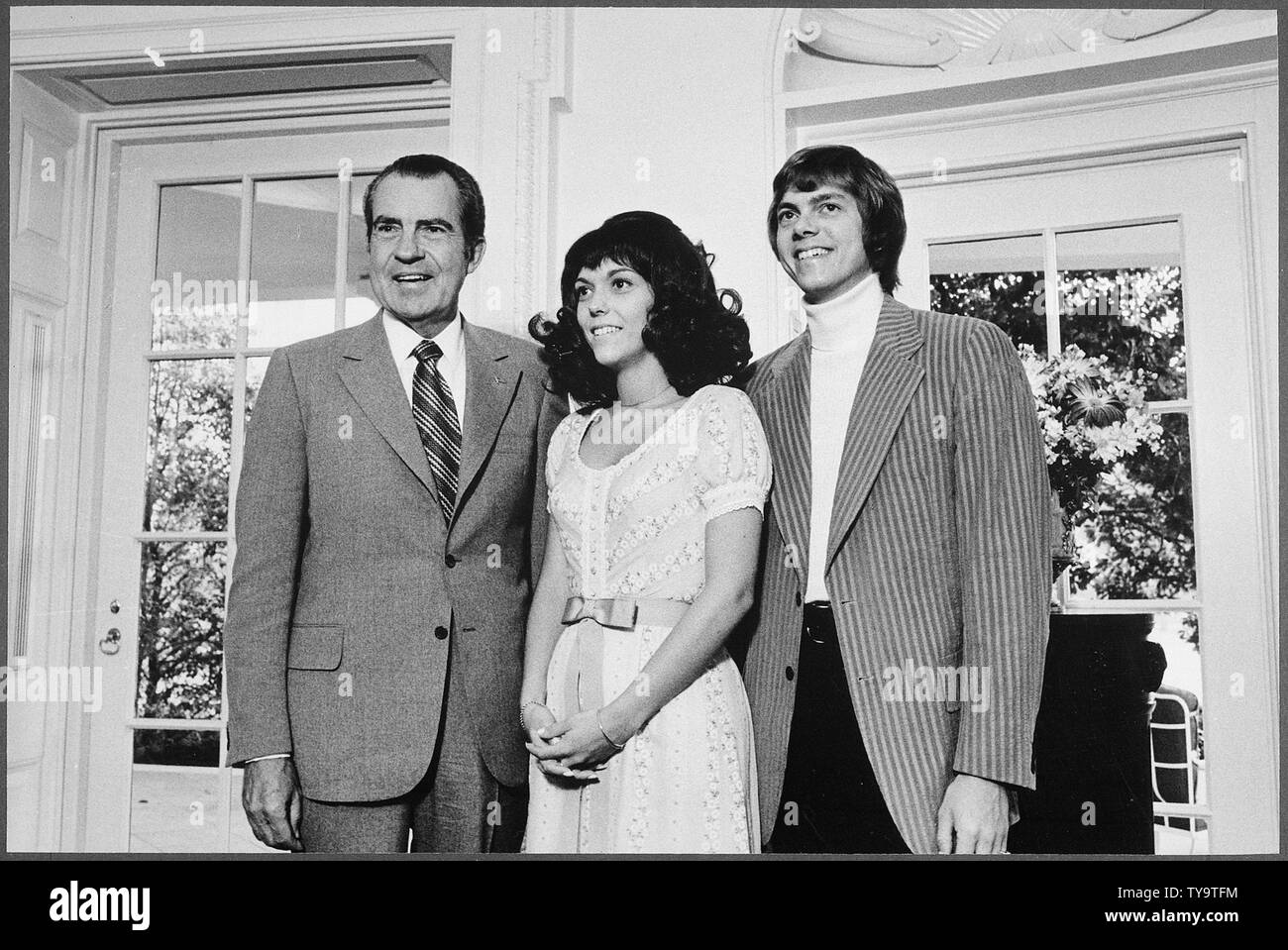 Nixon meeting with Karen and Richard Carpenter; Scope and content:  Pictured: Richard M. Nixon, Karen Carpenter, Richard Carpenter. Subject: Entertainers. Stock Photo