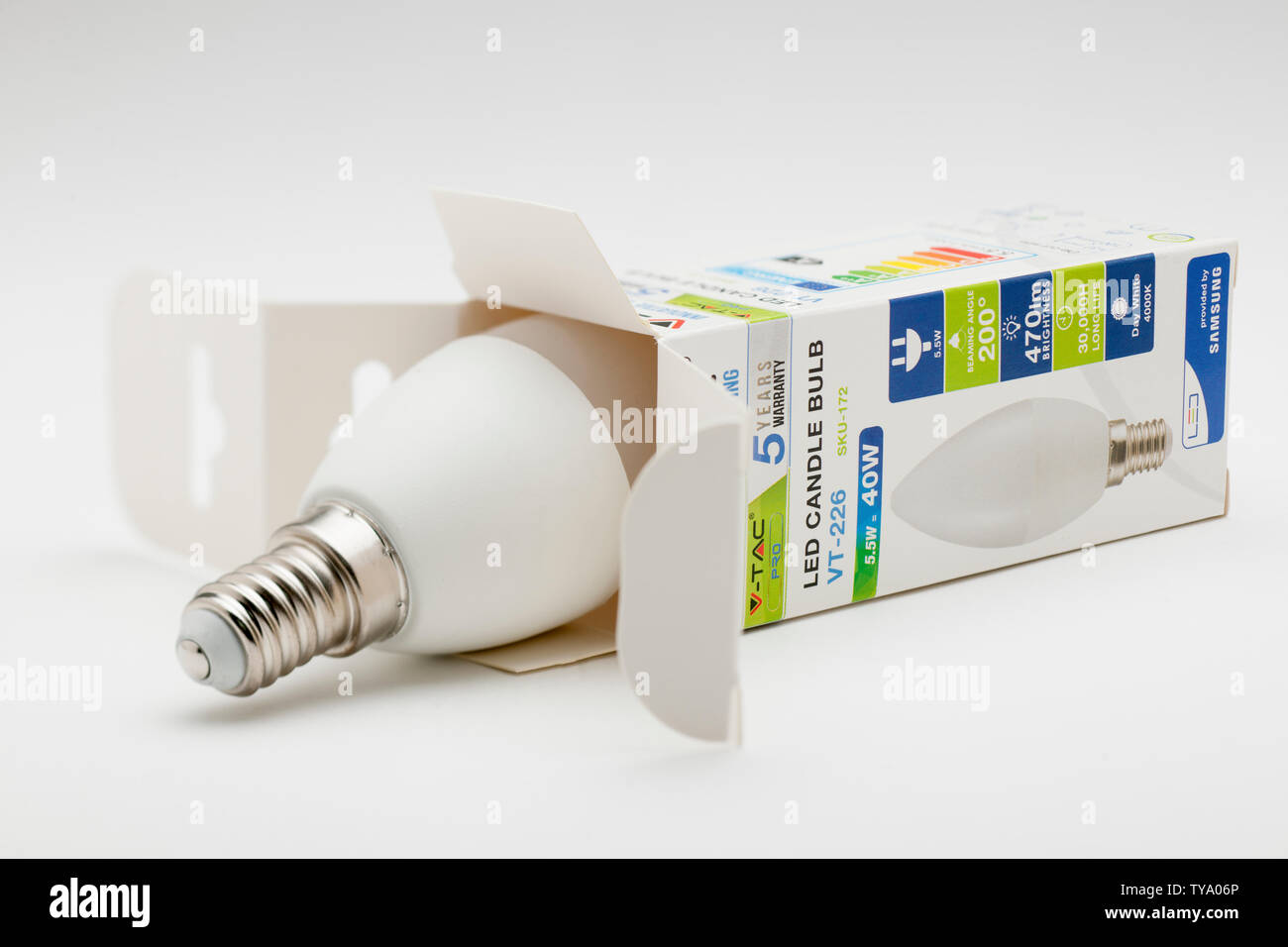 V-Tac E14 40 watt 5.5 watt LED candle bulb VT-226 Day White 4000K with 5  years warranty Stock Photo - Alamy