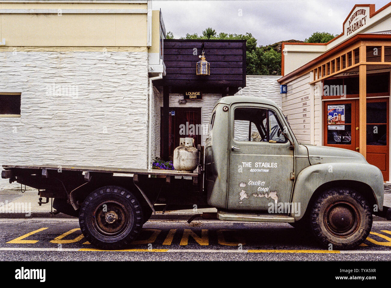 New Zealand, South Island. Arrowtown, near Queenstown. Vintage truck marked as Courtesy Coach. Photo: © Simon Grosset. Archive: Image digitised from a Stock Photo