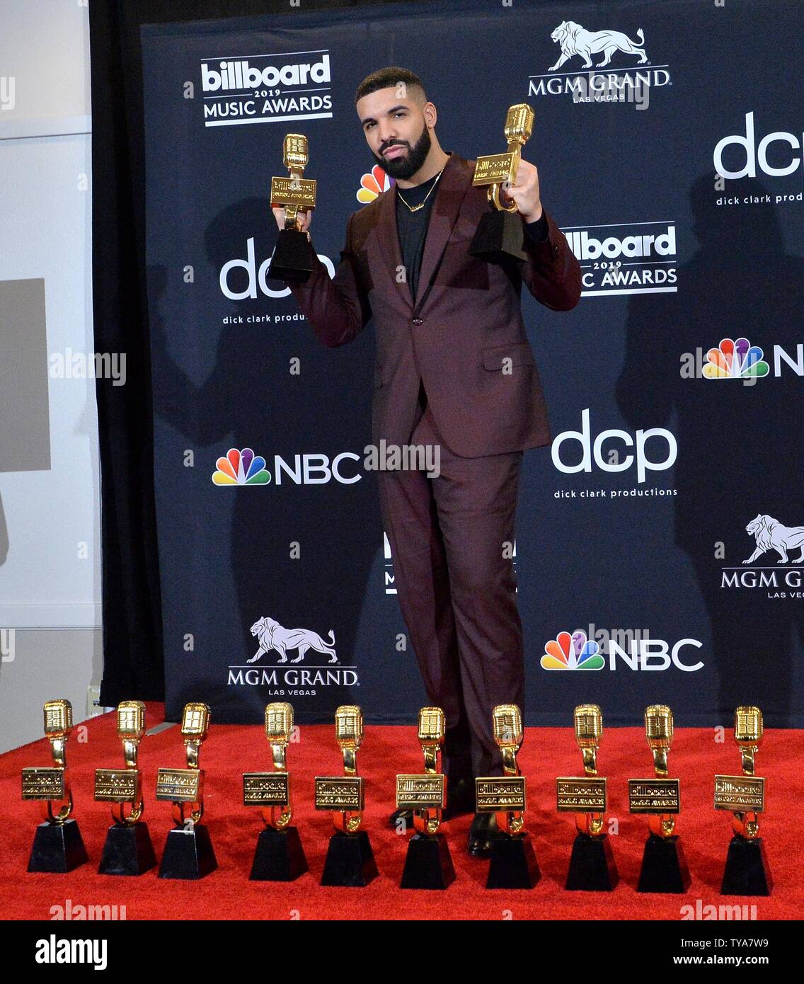 Recording artists 21 Savage (L) and Post Malone appear backstage after  winning the top Rap Song award for 'Rockstar,'' during the 2018 Billboard  Music Awards at MGM Grand Garden Arena on May