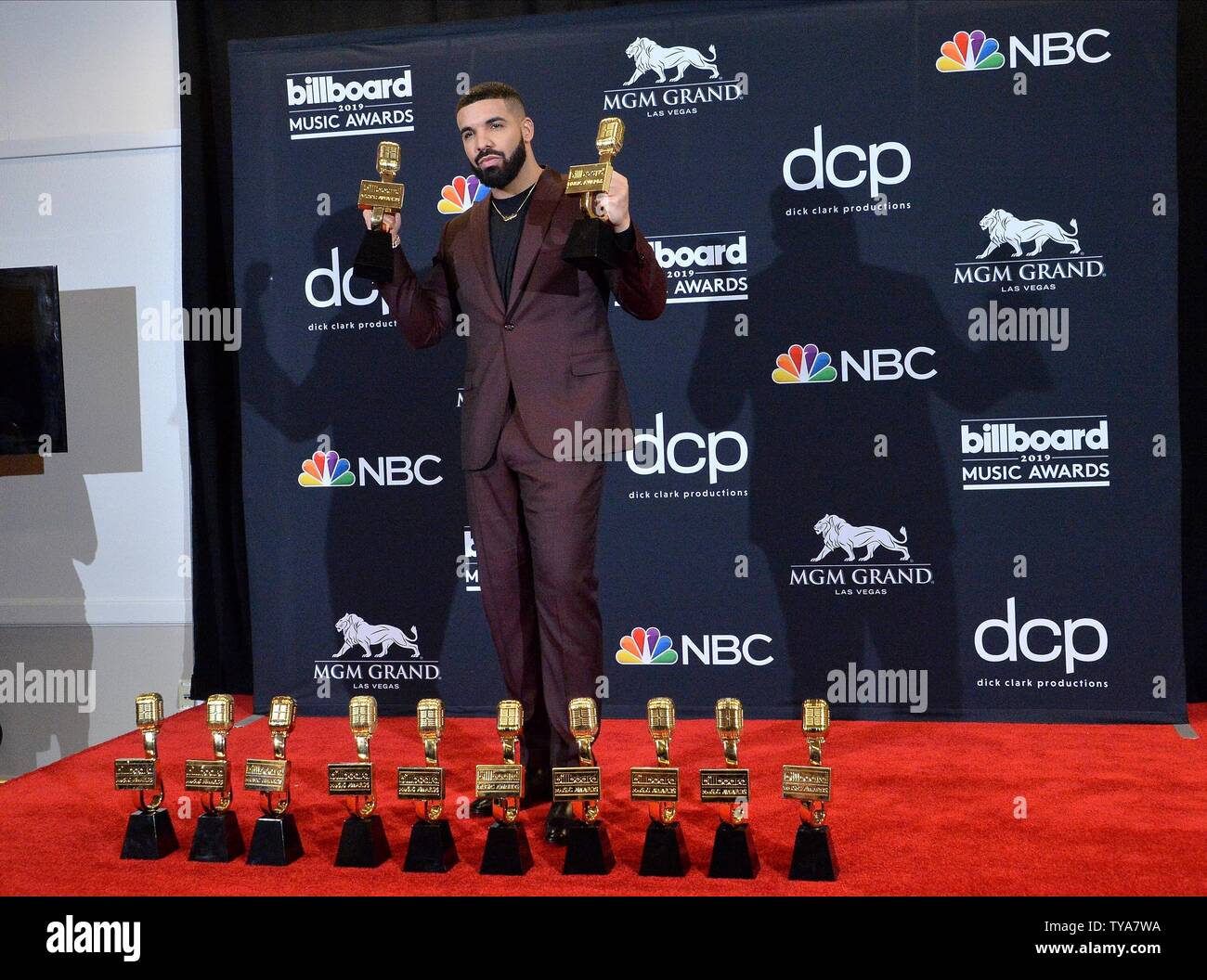 Drake appears backstage after winning the awards for Top Artist, Top ...
