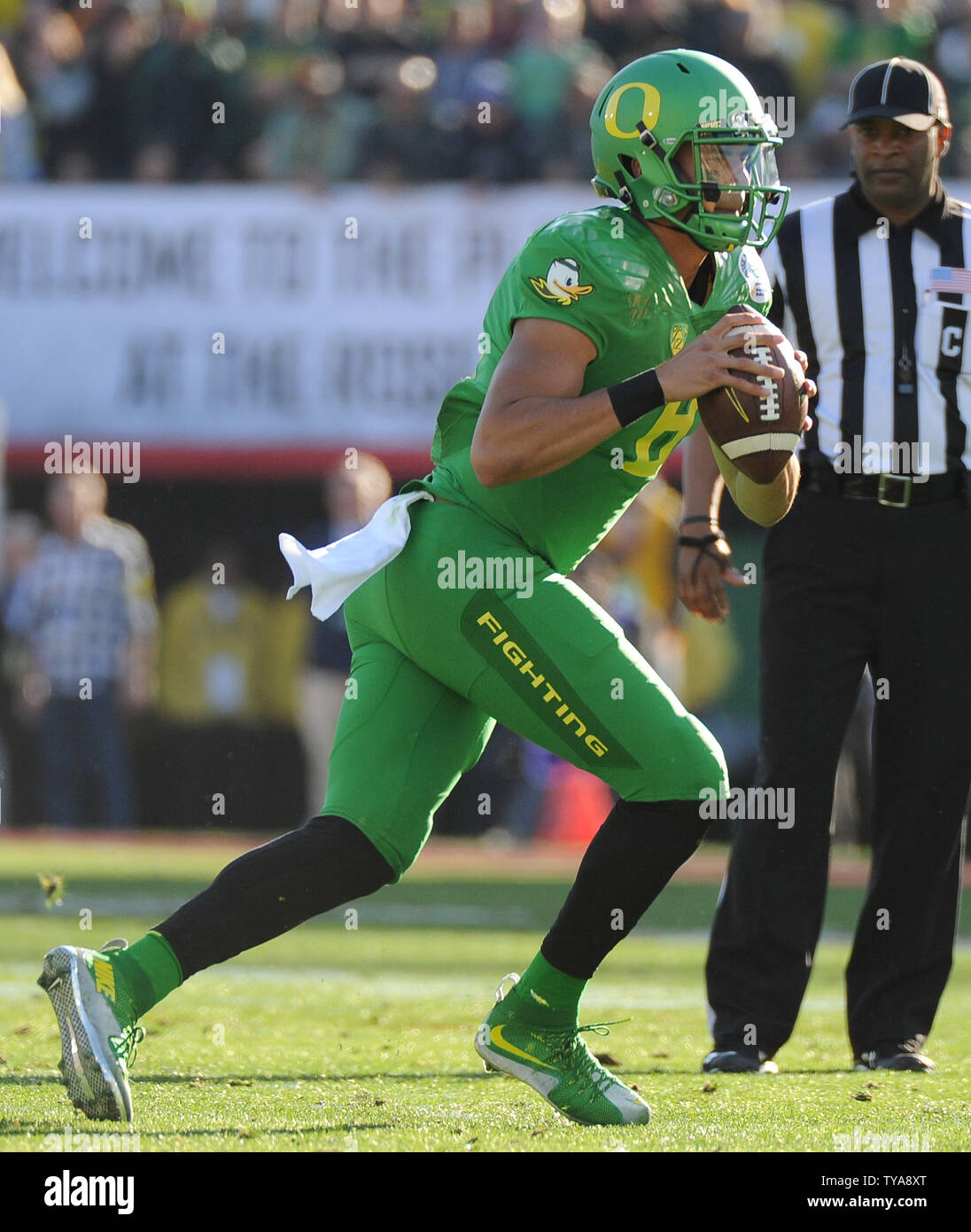 Marcus Mariota Oregon Ducks NCAA Football Action Photo Size: 8 x 10