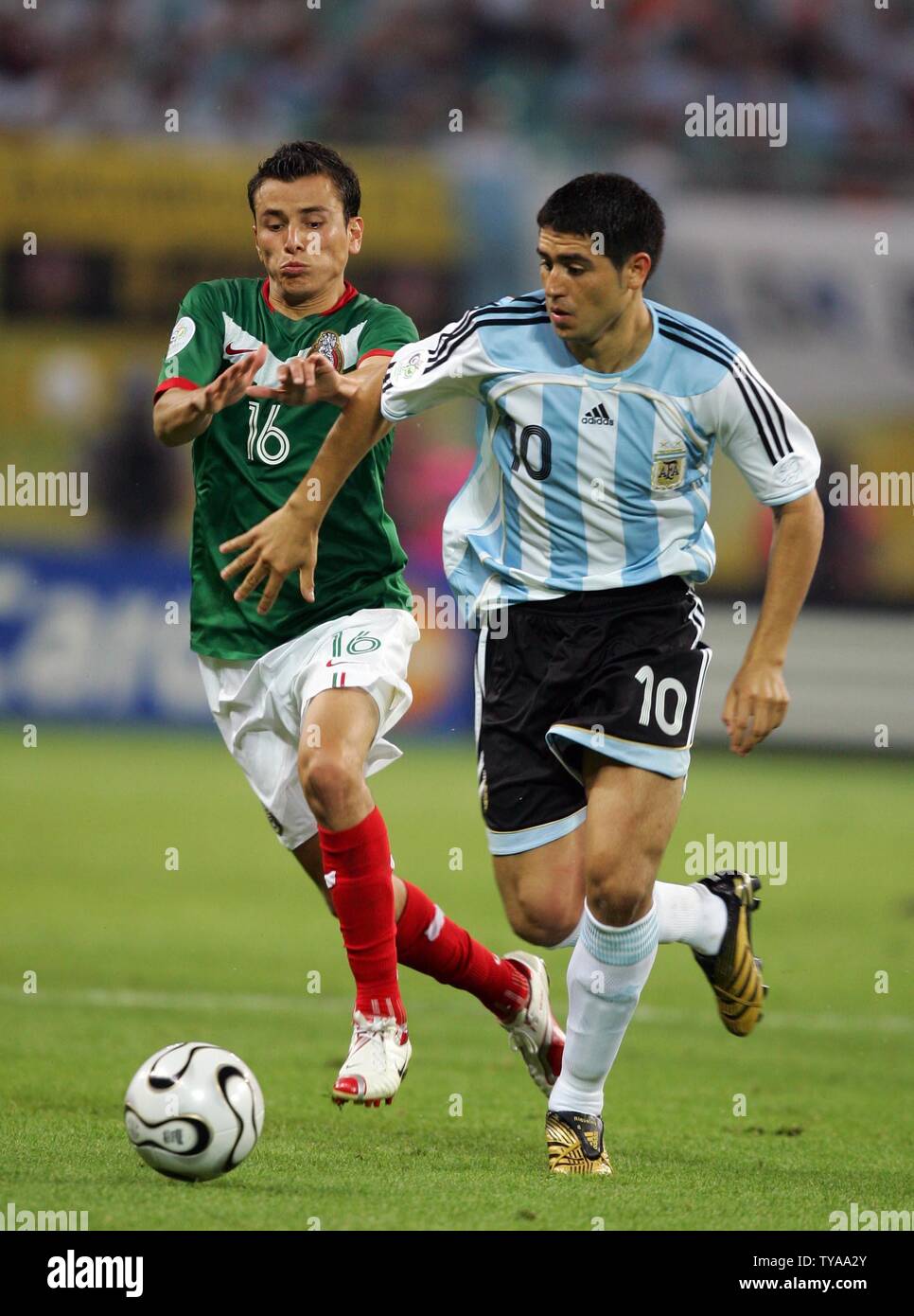 Argentina's Juan Roman Riquelme and Mexico's Andres Guardado during the last 16 knock-out stage of the FIFA World Cup Germany 2006 at the Zentralstadion in Leipzig, Germany, on June 24, 2006. Argentina needed extra-time and a wonder strike from Maxi Rodriguez to give them a 2-1 victory over Mexico and a place in the quarter-finals.  (UPI Photo/Christian Brunskill) Stock Photo