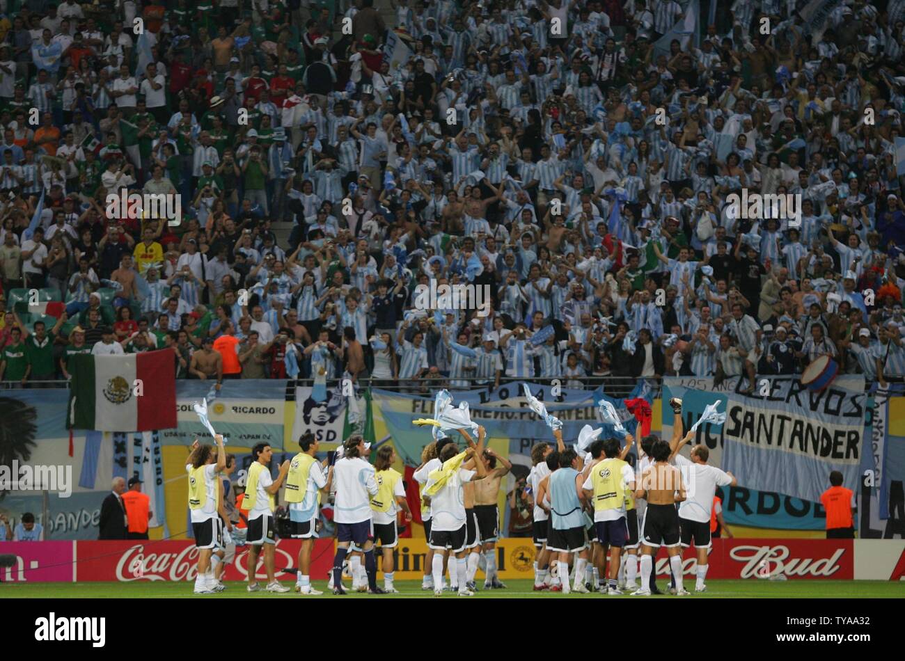 Argentina's players wave to the crowd in the last 16 knock-out stage of the FIFA World Cup Germany 2006 at the Zentralstadion in Leipzig, Germany, on June 24, 2006. Argentina needed extra-time and a wonder strike from Maxi Rodriguez to give them a 2-1 victory over Mexico and a place in the quarter-finals.  (UPI Photo/Christian Brunskill) Stock Photo