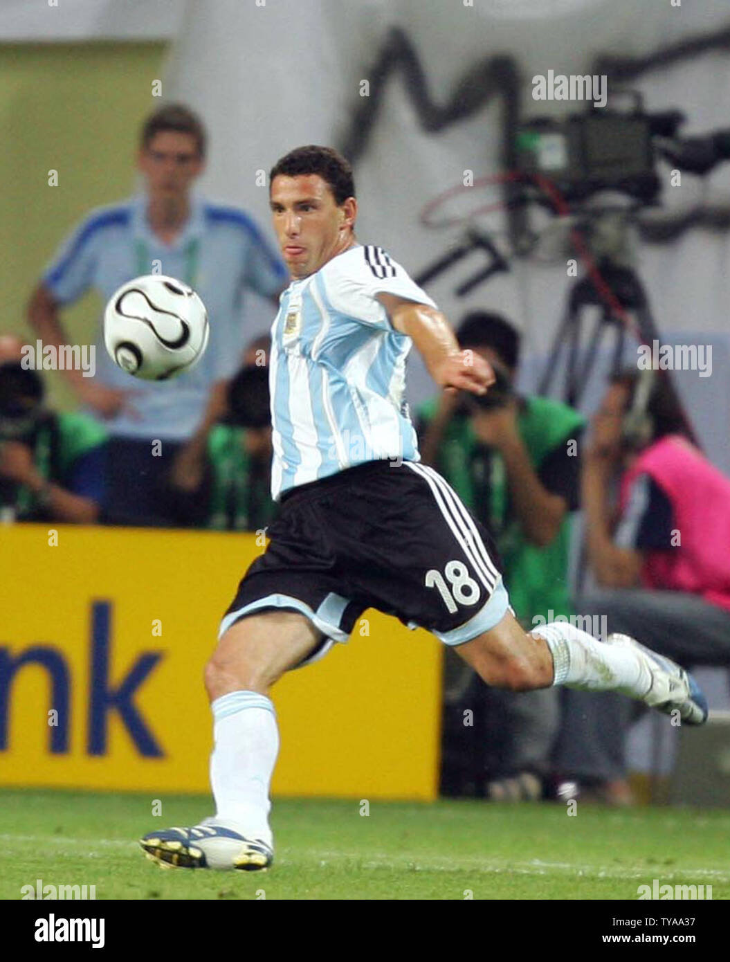 Argentina's Maxi Rodriguez scores the winner during the last 16 knock-out stage of the FIFA World Cup Germany 2006 at the Zentralstadion in Leipzig, Germany on June 24, 2006. Argentina needed extra-time and a wonder strike from Maxi Rodriguez to give them a 2-1 victory over Mexico and a place in the quarter-finals.   (UPI  Photo/Christian Brunskill) Stock Photo