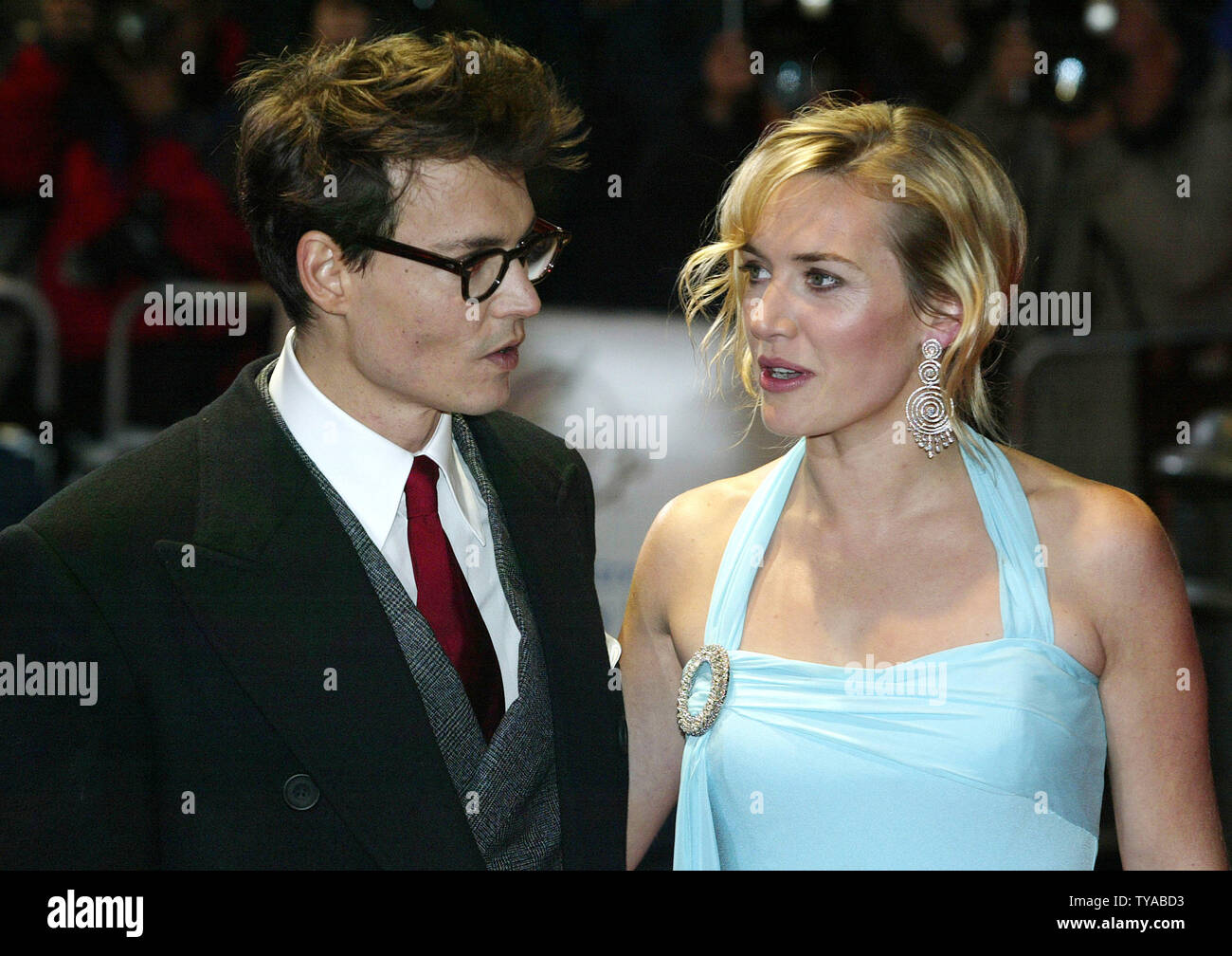 American Actor Johnny Depp L And British Actress Kate Winslet Pose For Photographers At The Charity Premiere Of Finding Neverland In London On October 17 04 Upi Photo Hugo Philpott Stock Photo Alamy