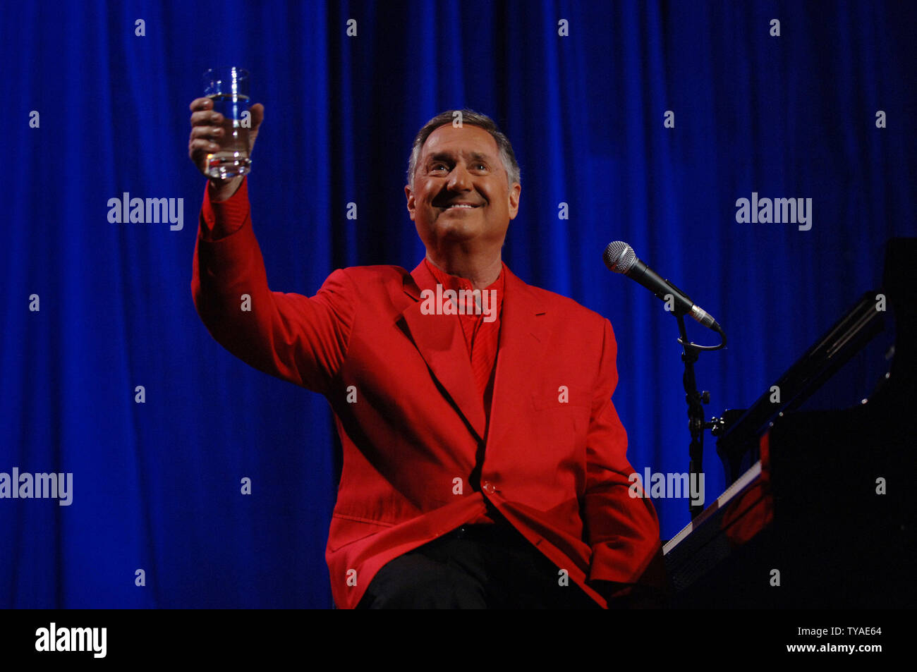 american singer neil sedaka performs at royal albert hall in london on april 7 2006 upi photo rune hellestad stock photo alamy
