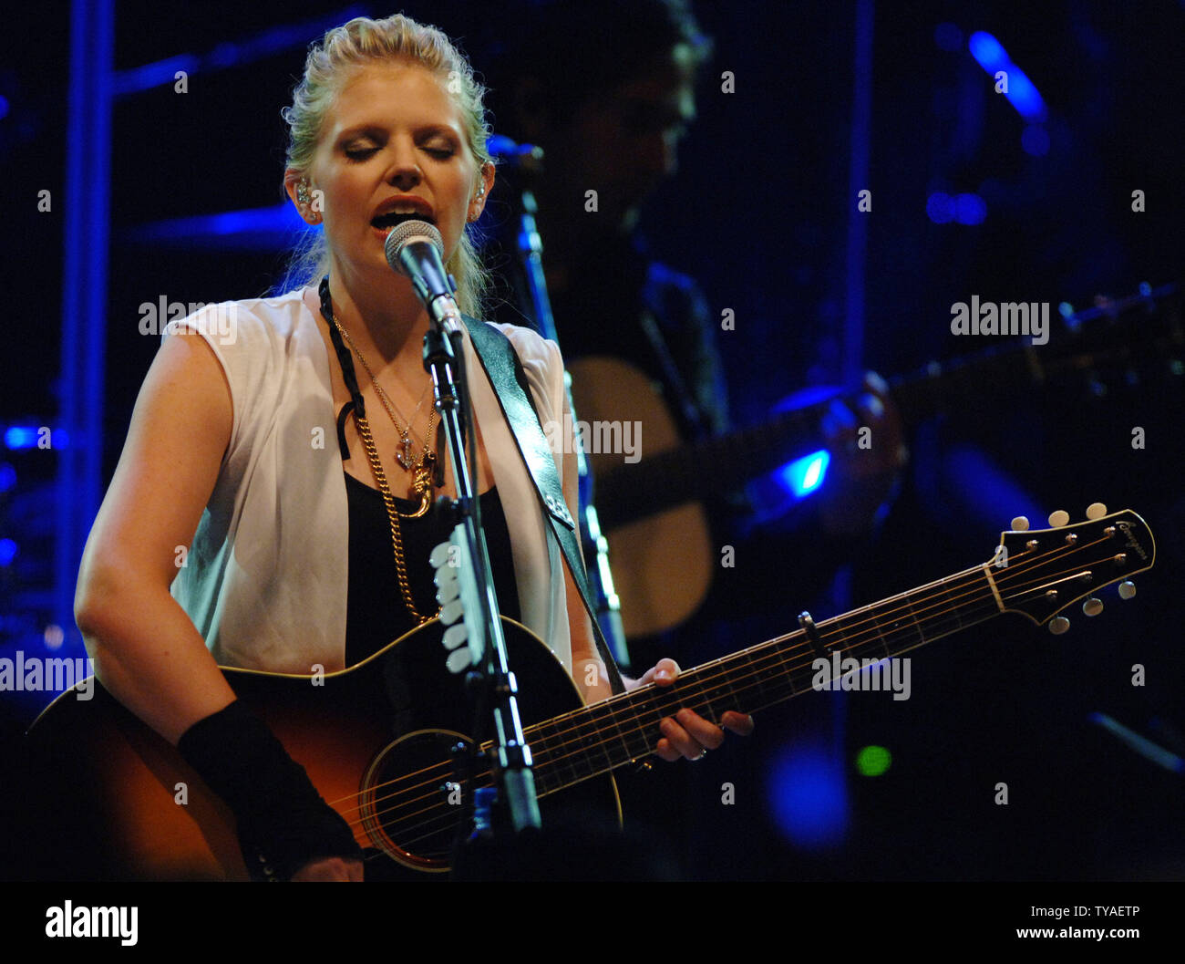 American singer/guitarist Natalie Maines of country/popband Dixie Chicks  performs at Shepherd's Bush Empire in London on June 15,2006. (UPI  Photo/Rune Hellestad Stock Photo - Alamy, image size:1300x1057