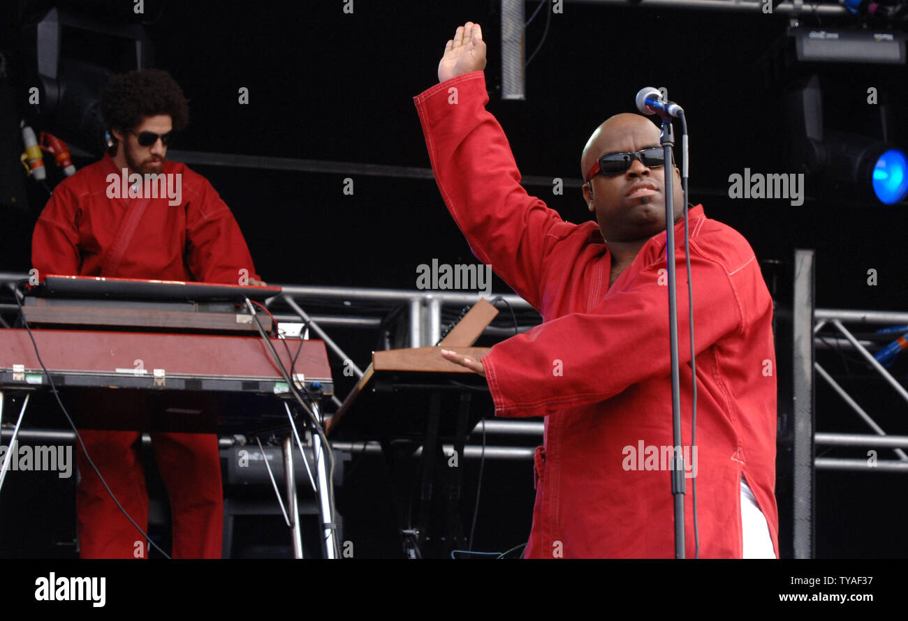 Gnarls barkley 2006 hi-res stock photography and images - Alamy