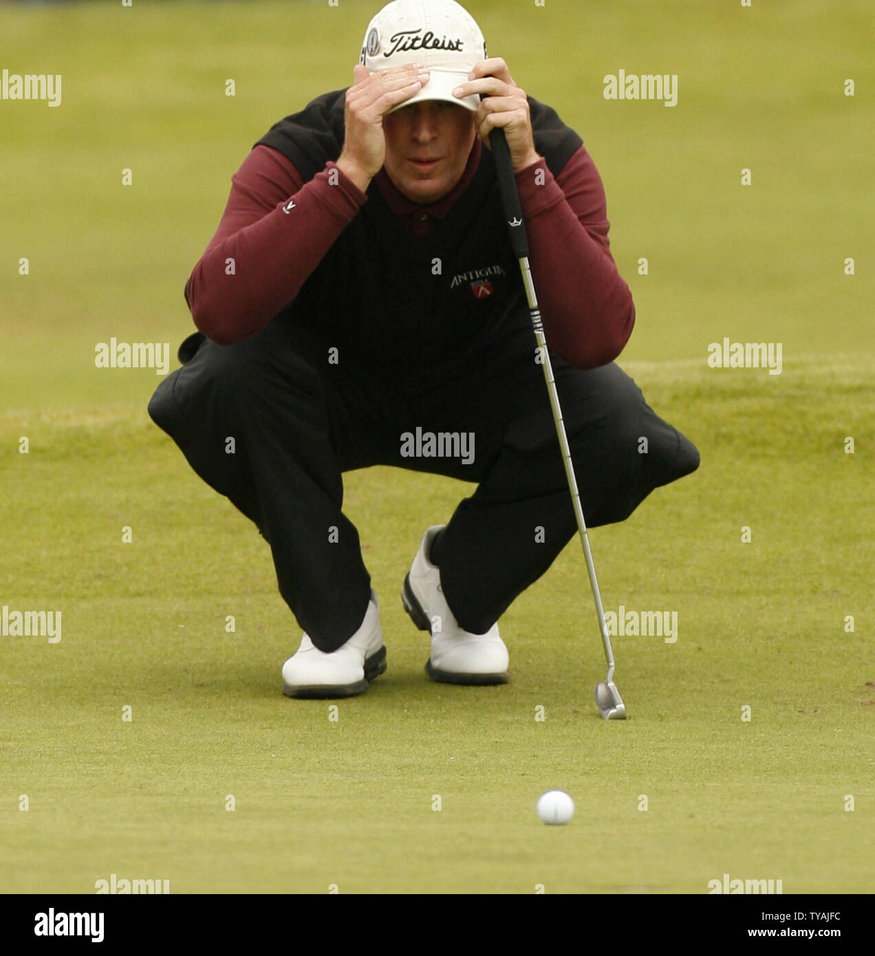 Steve stricker lines up putt hi res stock photography and images Alamy