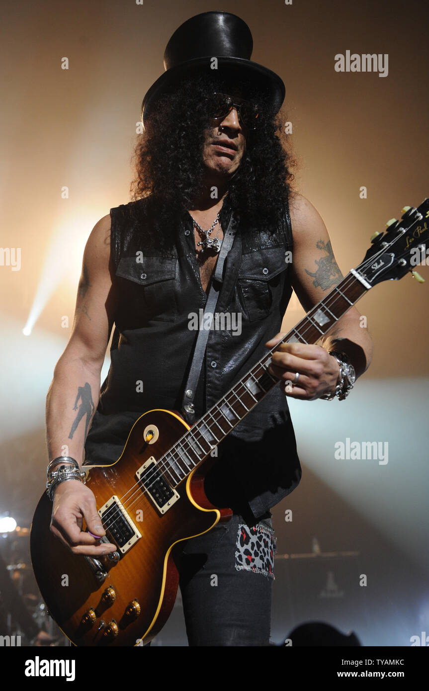 Slash guitarist hi-res stock photography and images - Alamy